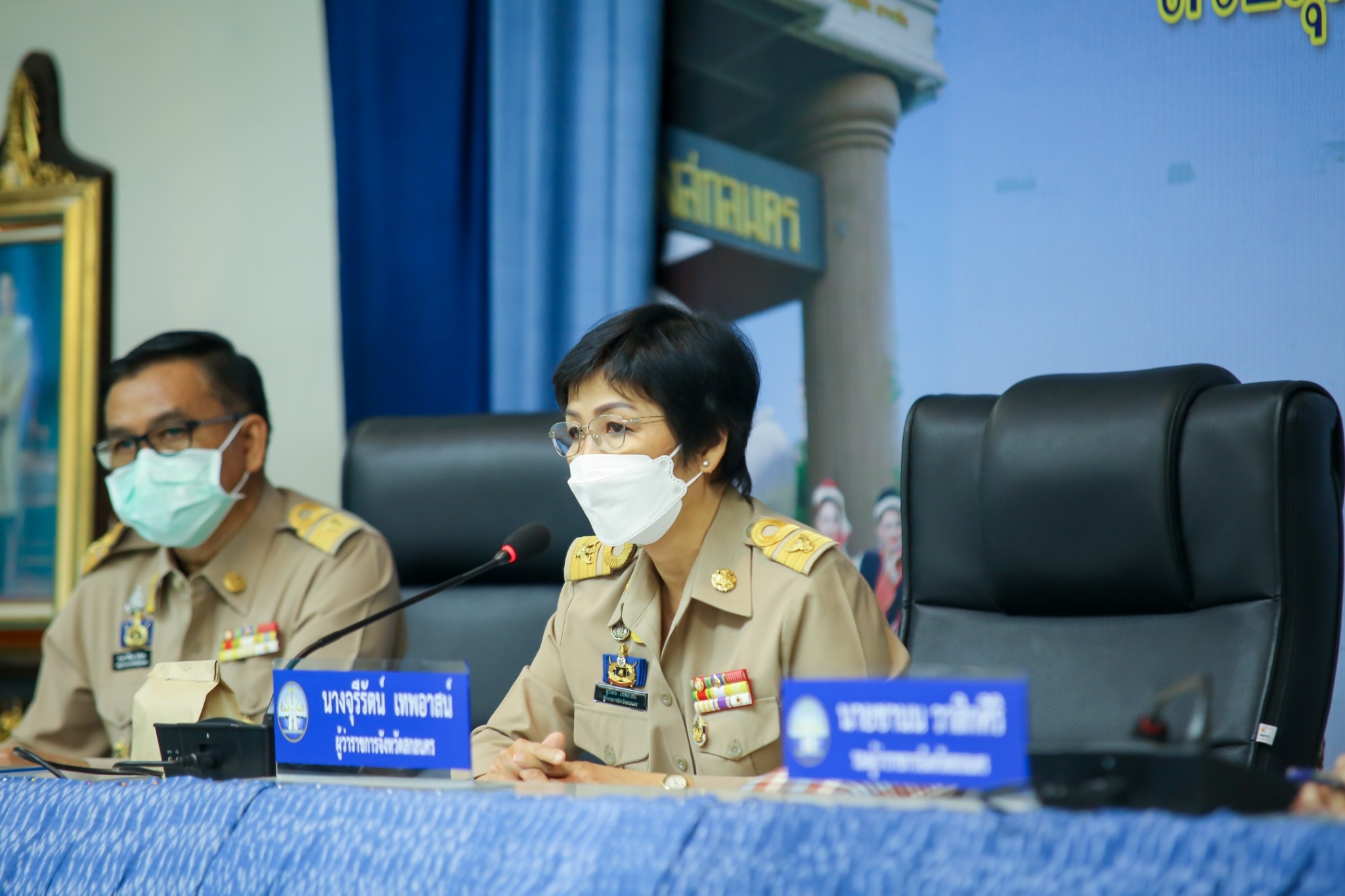 พจ.สกลนคร : ร่วมพิธีรับมอบเครื่องหมาย “รักษาดินแดนยิ่งชีพ” และร่วมประชุมกรมการจังหวัด