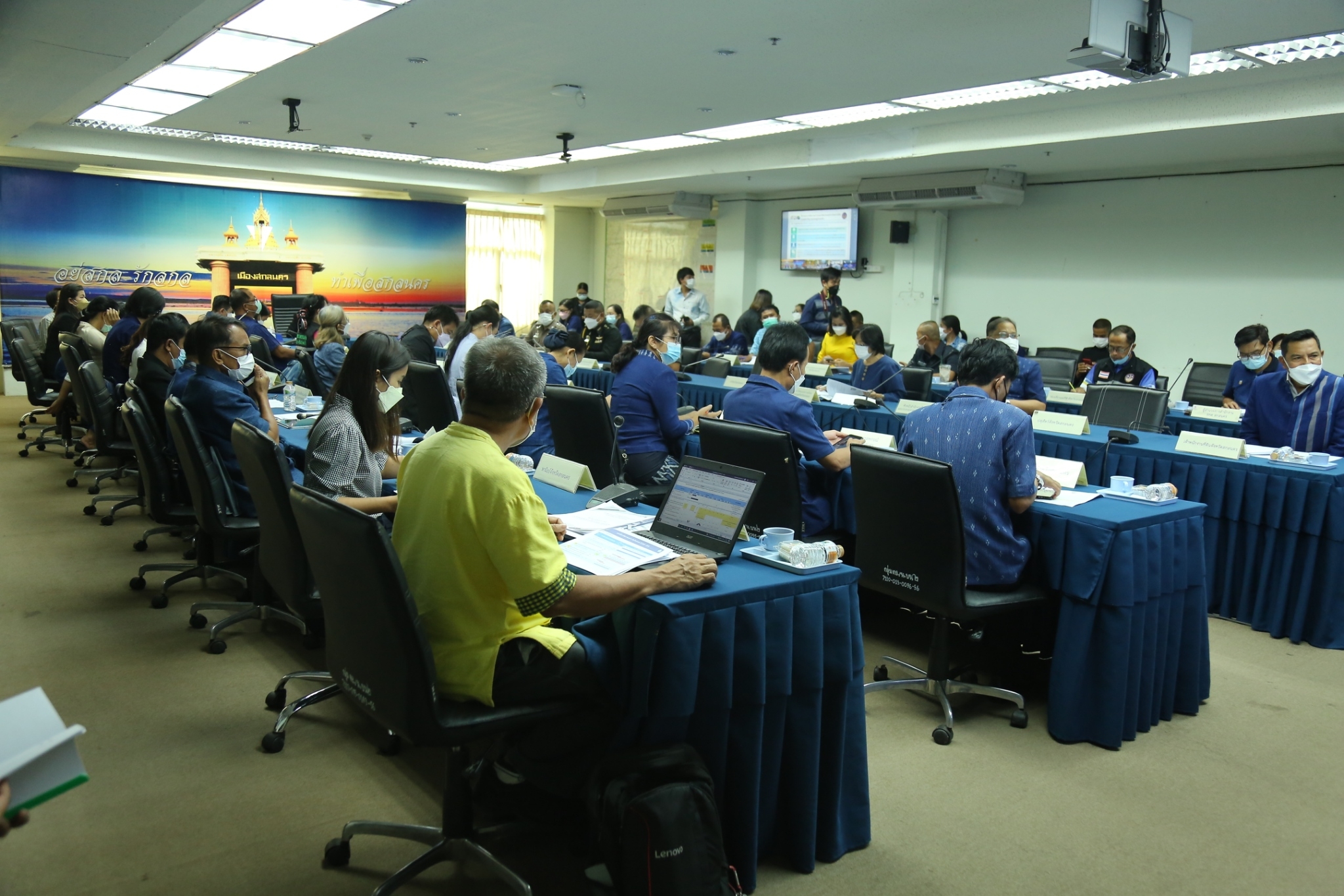พช.สกลนคร : ร่วมประชุมขับเคลื่อนการขจัดความยากจนและพัฒนาคนทุกช่วงวัยอย่างยั่งยืน ตามหลักปรัชญาของเศรษฐกิจพอเพียง ผ่านระบบวีดีทัศน์ทางไกล (VCS)