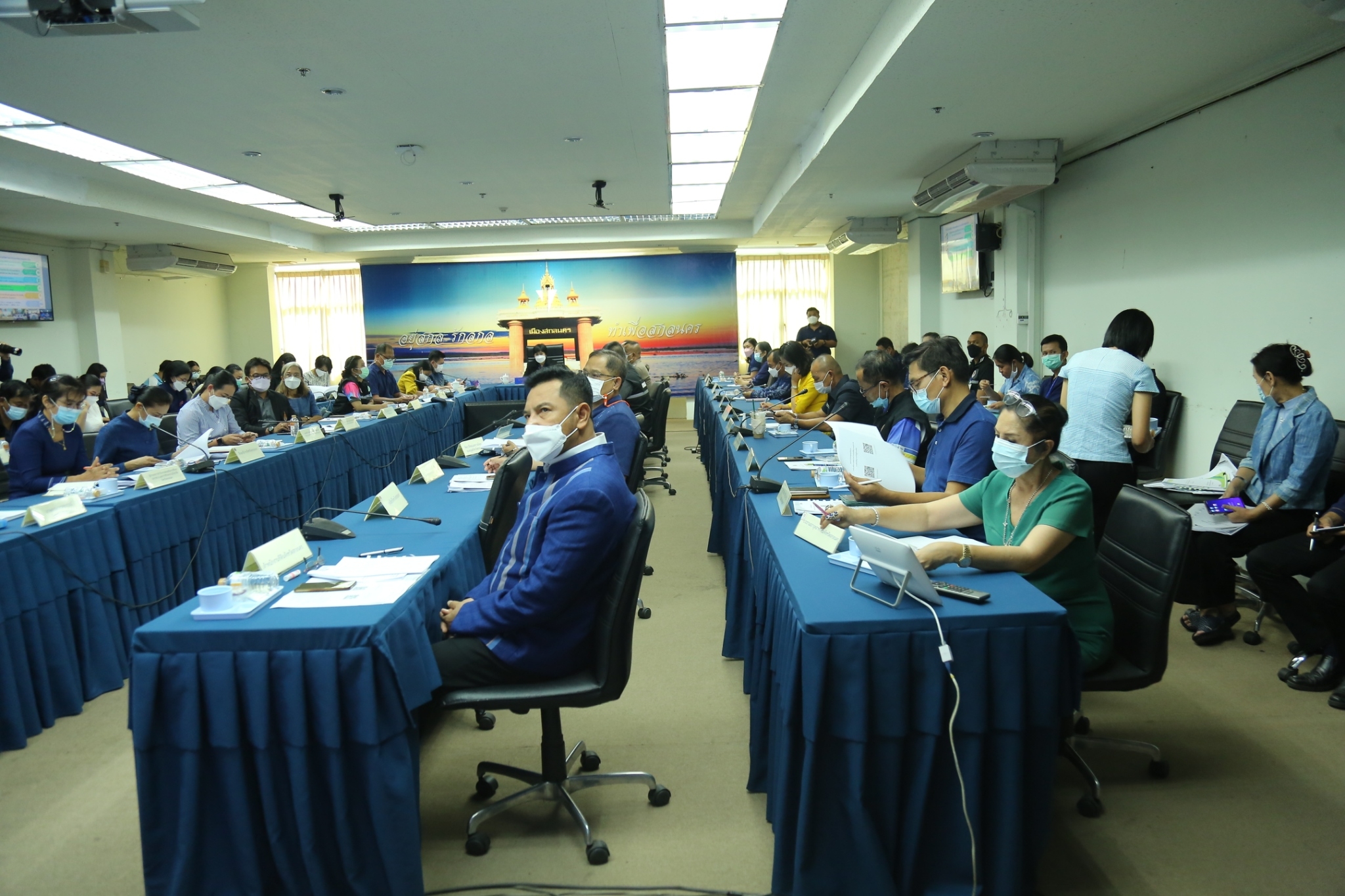 พช.สกลนคร : ร่วมประชุมขับเคลื่อนการขจัดความยากจนและพัฒนาคนทุกช่วงวัยอย่างยั่งยืน ตามหลักปรัชญาของเศรษฐกิจพอเพียง ผ่านระบบวีดีทัศน์ทางไกล (VCS)