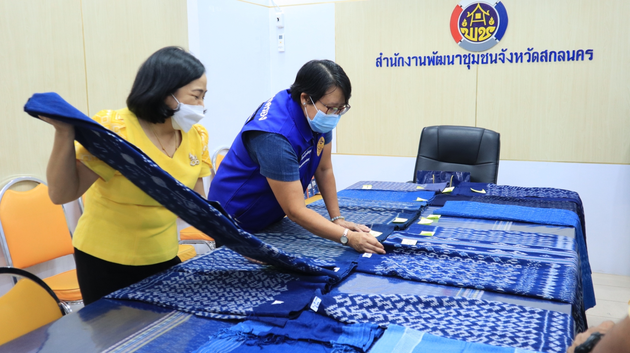 พช.สกลนคร : ผู้ตรวจราชการกรมการปกครอง เลือกซื้อผ้าลายพระราชทาน “ลายขอเจ้าฟ้าสิริวัณณวรีฯ”
