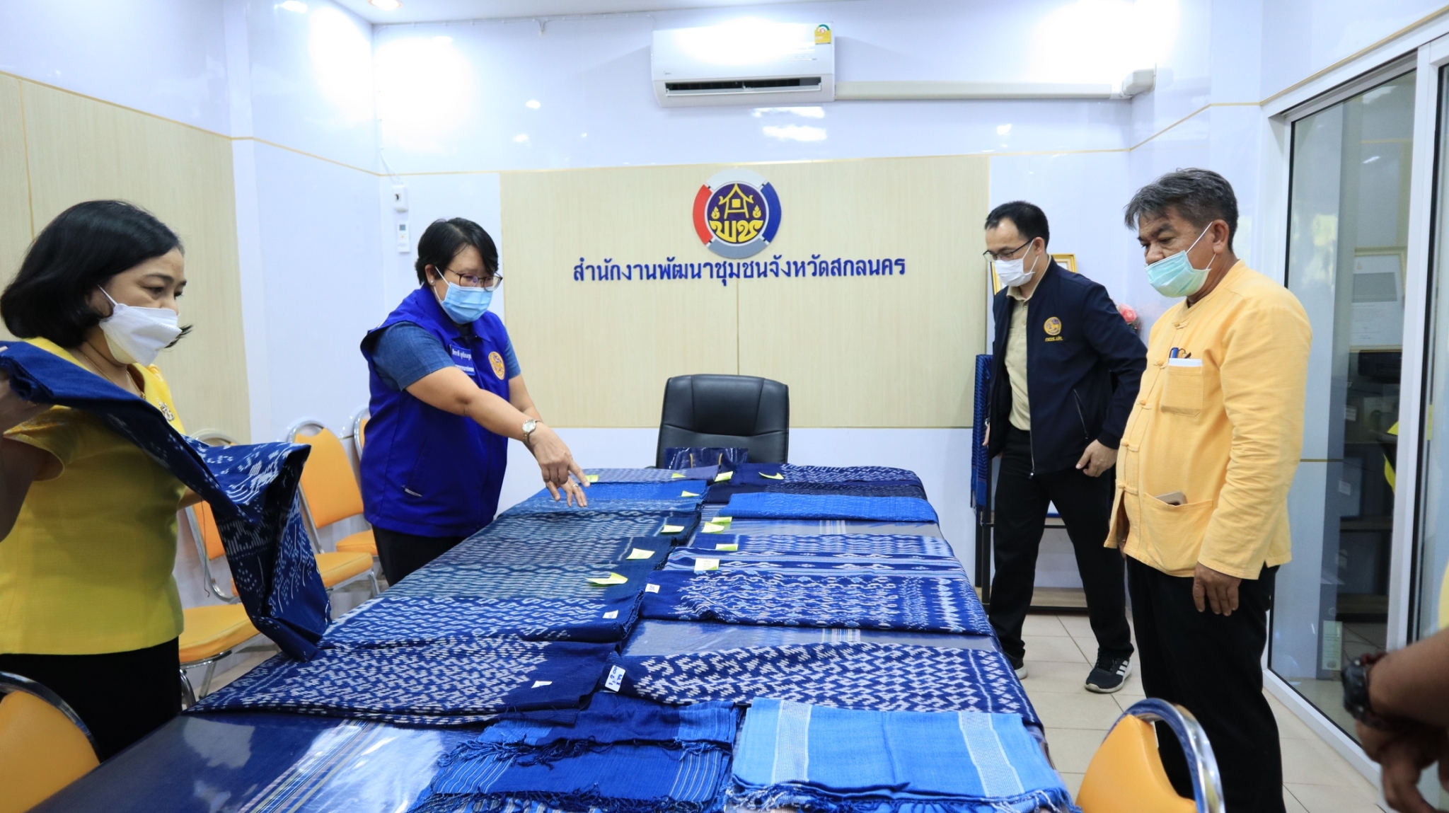 พช.สกลนคร : ผู้ตรวจราชการกรมการปกครอง เลือกซื้อผ้าลายพระราชทาน “ลายขอเจ้าฟ้าสิริวัณณวรีฯ”