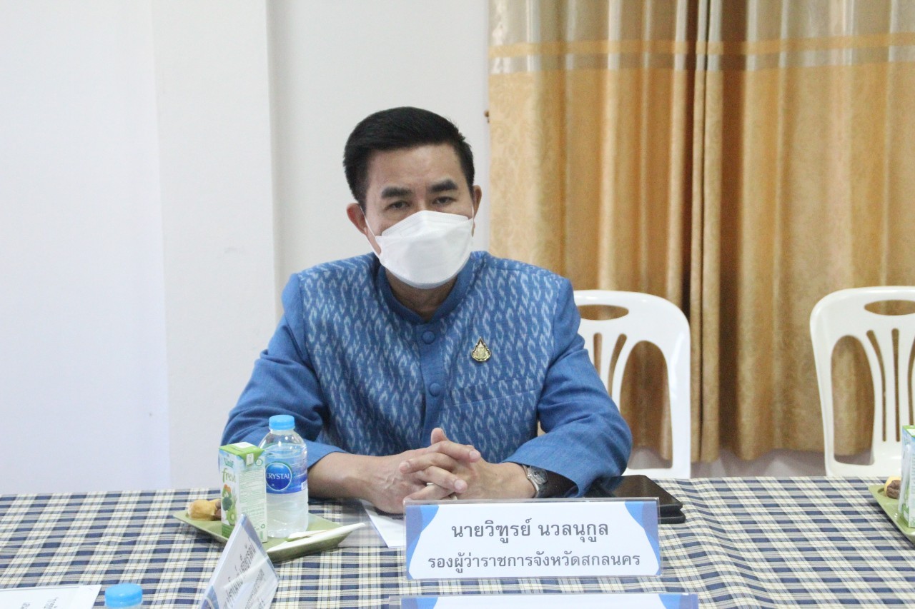 พช. สกลนคร : ผู้ตรวจฯ กระทรวงสาธารณสุข ตรวจเยี่ยมฟาร์มประชารัฐสกลนคร