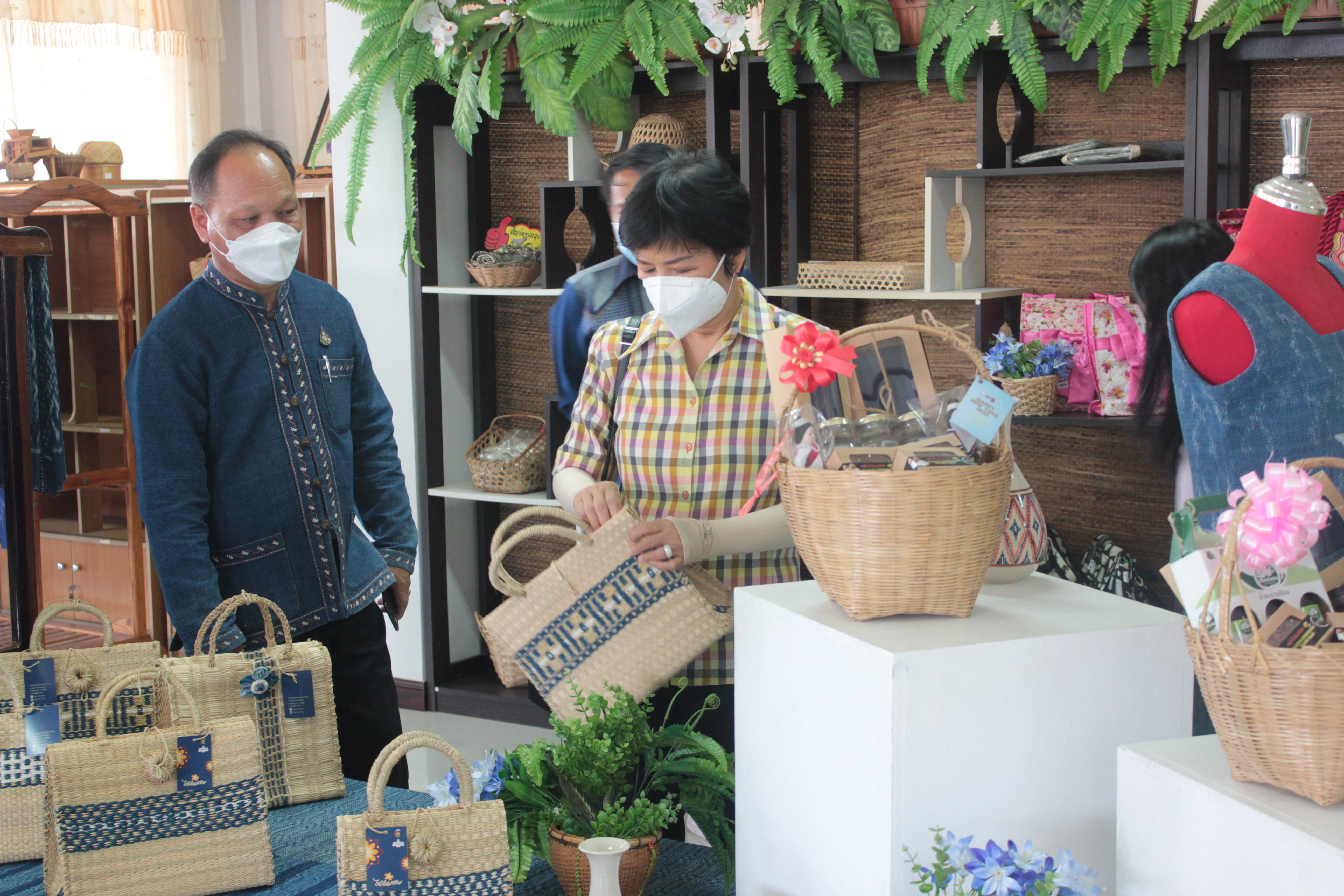 พช.สกลนคร : ผู้ว่าฯ จุรีรัตน์ ลงพื้นที่เยี่ยมชมกิจกรรมงานพัฒนาชุมชน