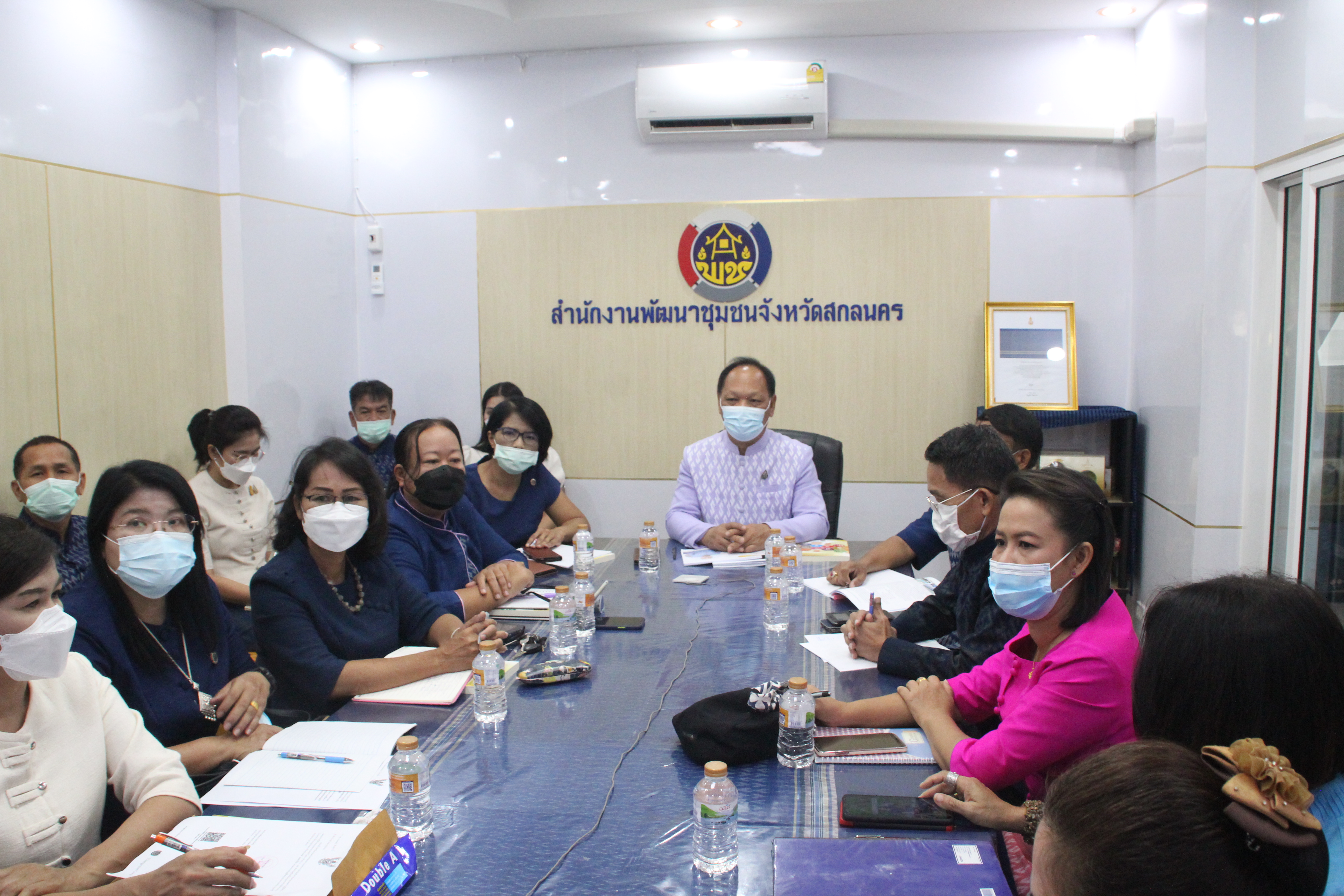 พช.สกลนคร : ร่วมประชุมขับเคลื่อนงานเศรษฐกิจฐานรากด้วยกองทุนชุมชน ผ่านระบบ Conference