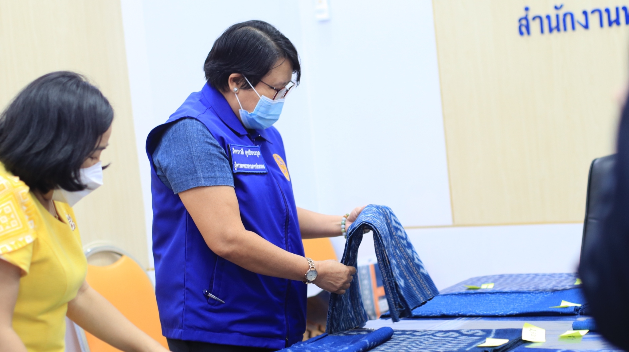พช.สกลนคร : ผู้ตรวจราชการกรมการปกครอง เลือกซื้อผ้าลายพระราชทาน “ลายขอเจ้าฟ้าสิริวัณณวรีฯ”