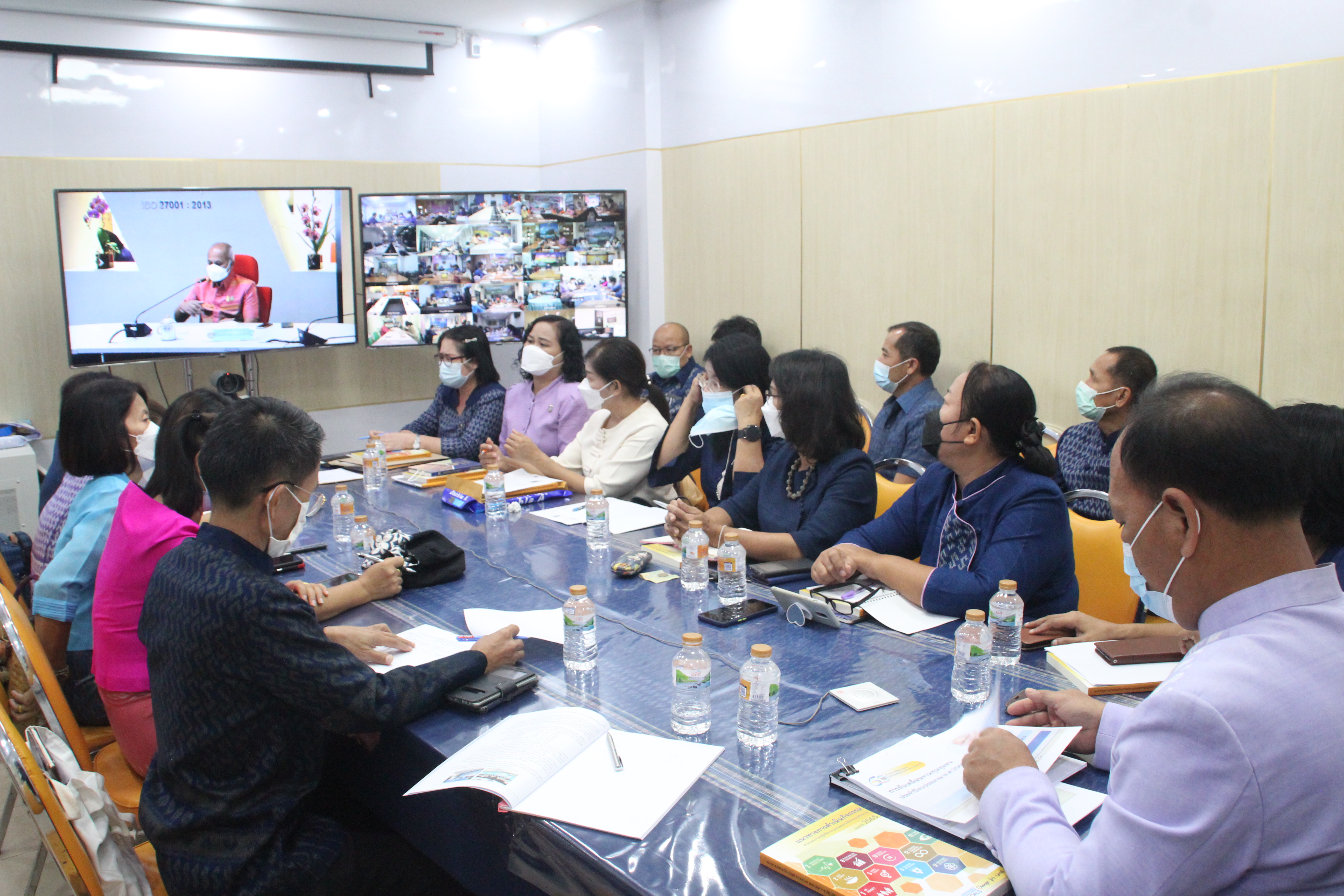 พช.สกลนคร : ร่วมประชุมขับเคลื่อนงานเศรษฐกิจฐานรากด้วยกองทุนชุมชน ผ่านระบบ Conference