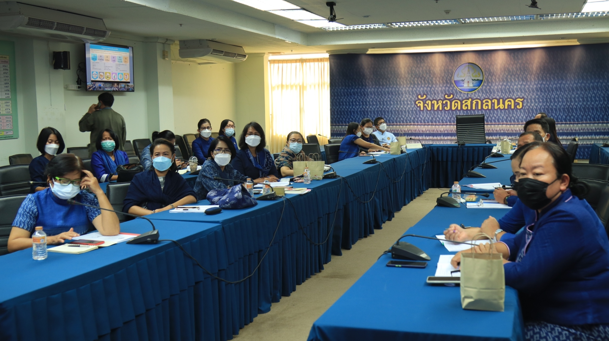 พช.สกลนคร : ร่วมประชุมชี้แจงการขจัดความยากจนและพัฒนาคนทุกช่วงวัยอย่างยั่งยืน ตามหลักปรัชญาของเศรษฐกิจพอเพียง