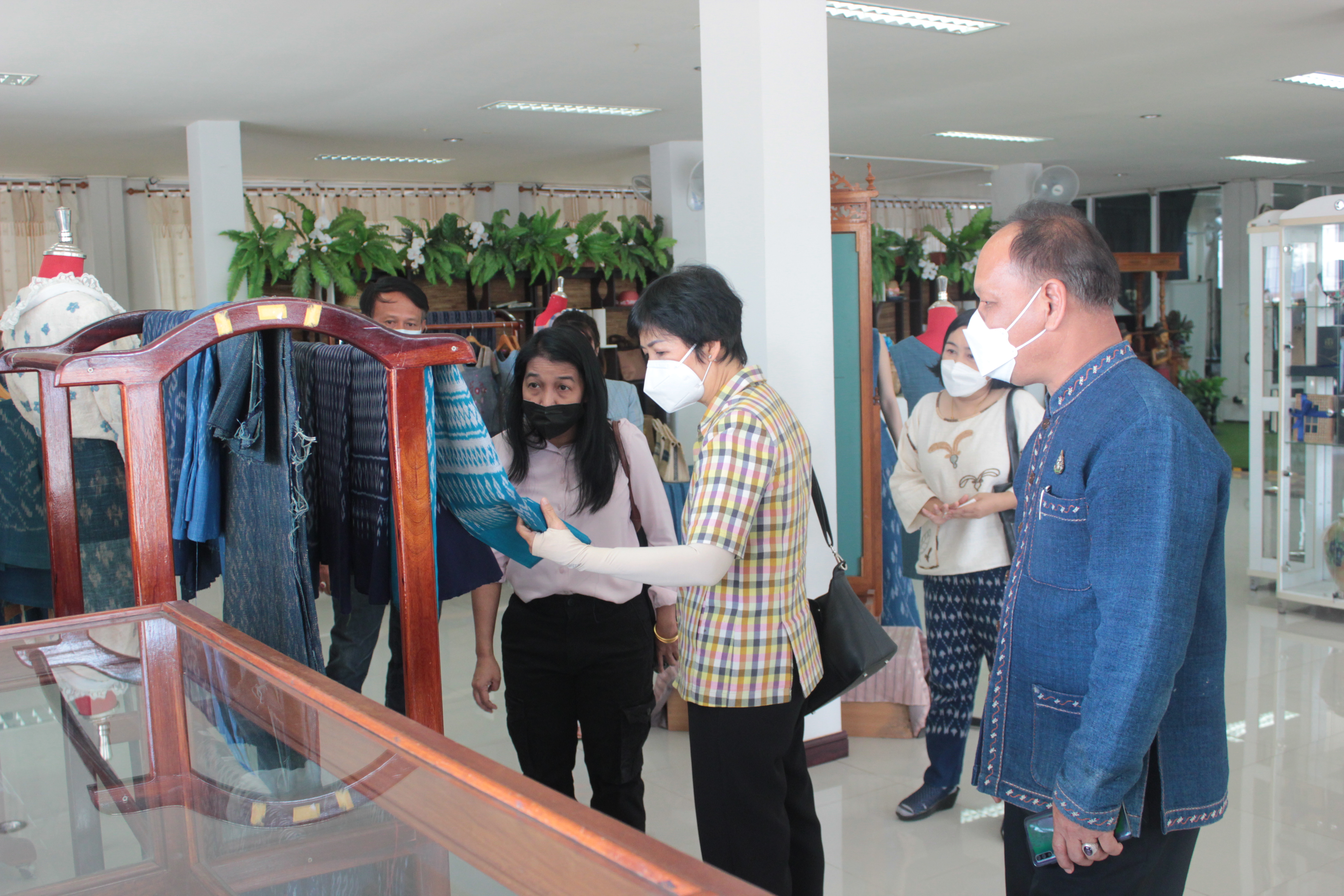 พช.สกลนคร : ผู้ว่าฯ จุรีรัตน์ ลงพื้นที่เยี่ยมชมกิจกรรมงานพัฒนาชุมชน