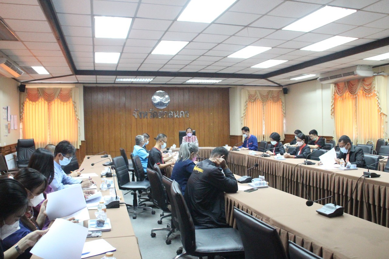 พช.สกลนคร : ประชุมเตรียมความพร้อมการดำเนินงานทอดผ้าป่ากองทุนแม่ฯ ปี 64