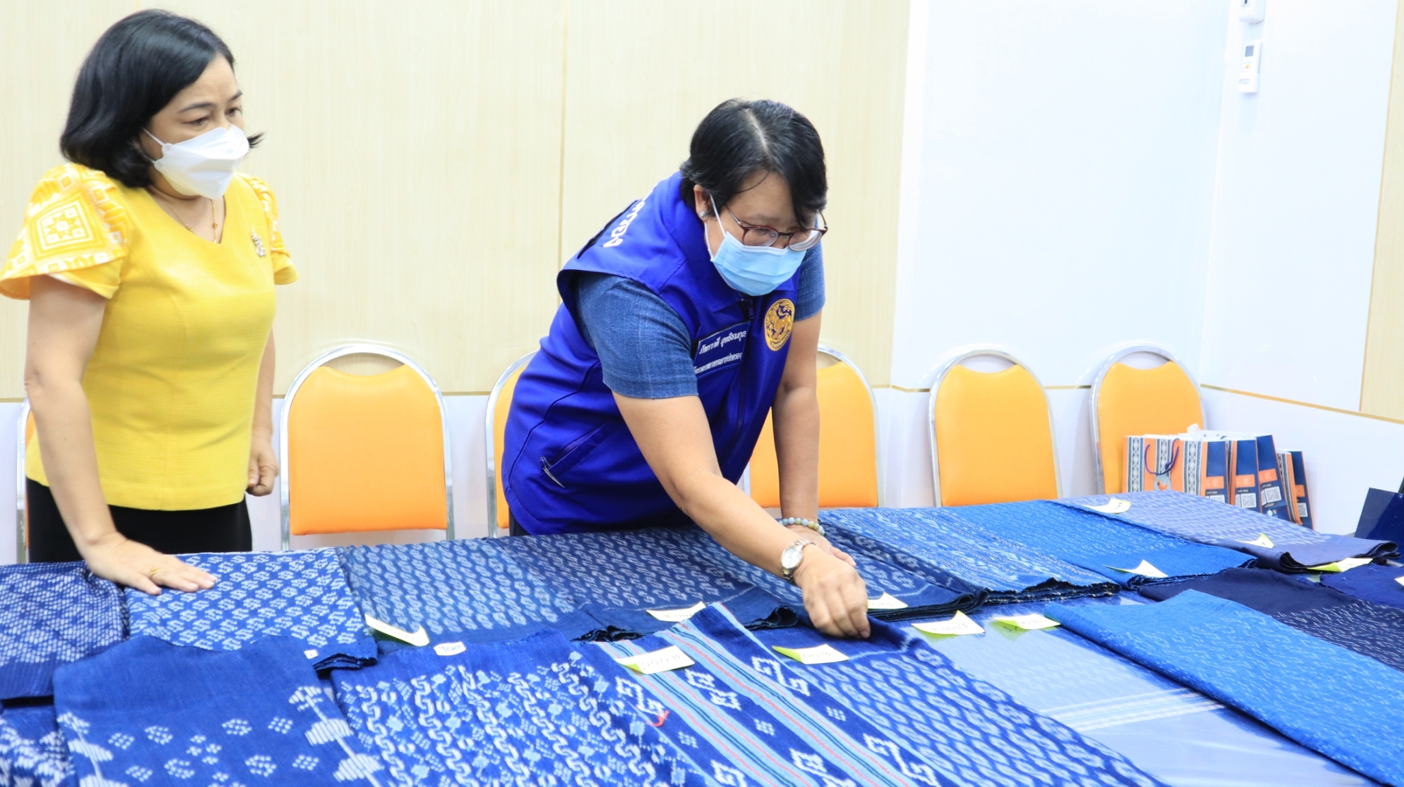 พช.สกลนคร : ผู้ตรวจราชการกรมการปกครอง เลือกซื้อผ้าลายพระราชทาน “ลายขอเจ้าฟ้าสิริวัณณวรีฯ”