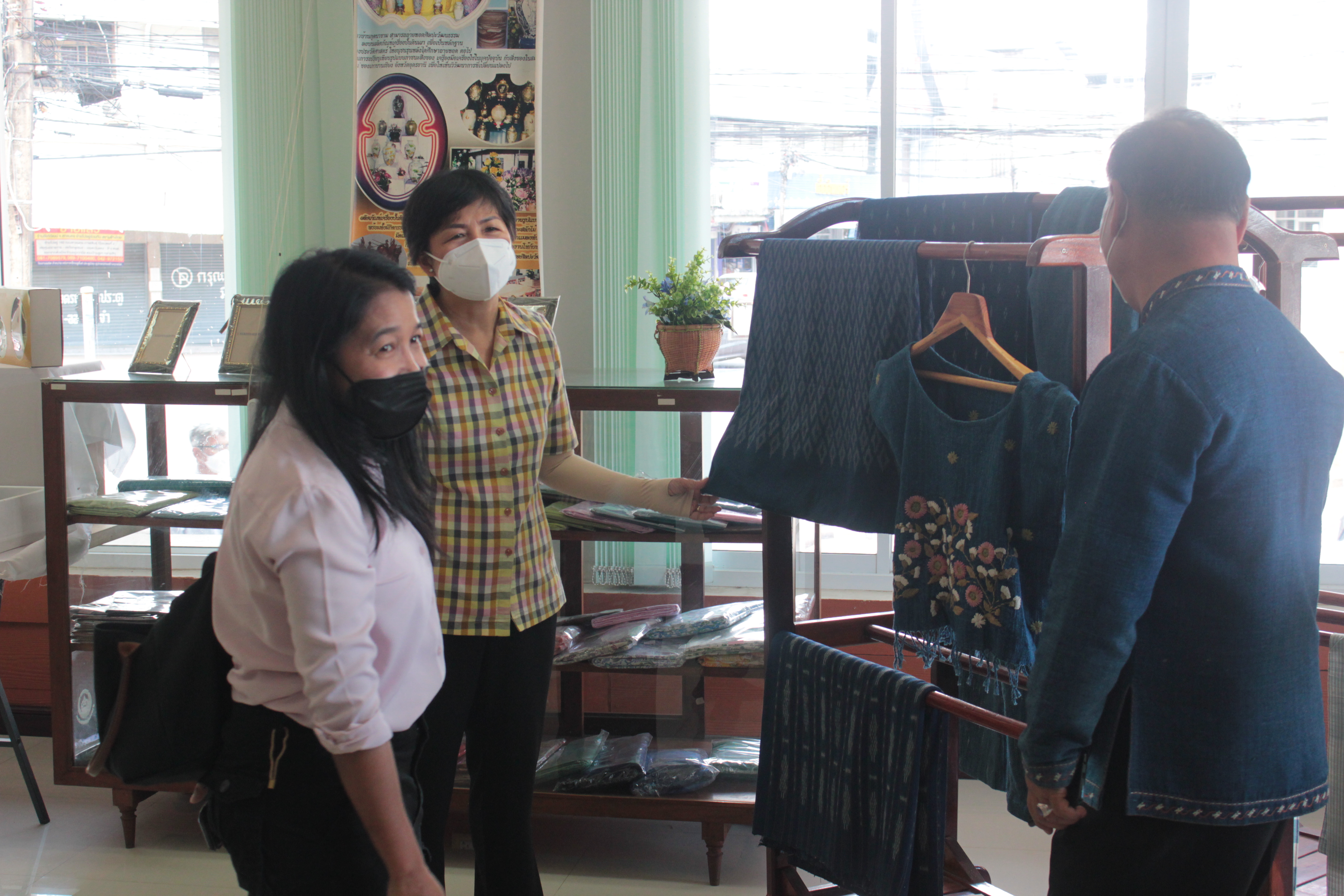 พช.สกลนคร : ผู้ว่าฯ จุรีรัตน์ ลงพื้นที่เยี่ยมชมกิจกรรมงานพัฒนาชุมชน