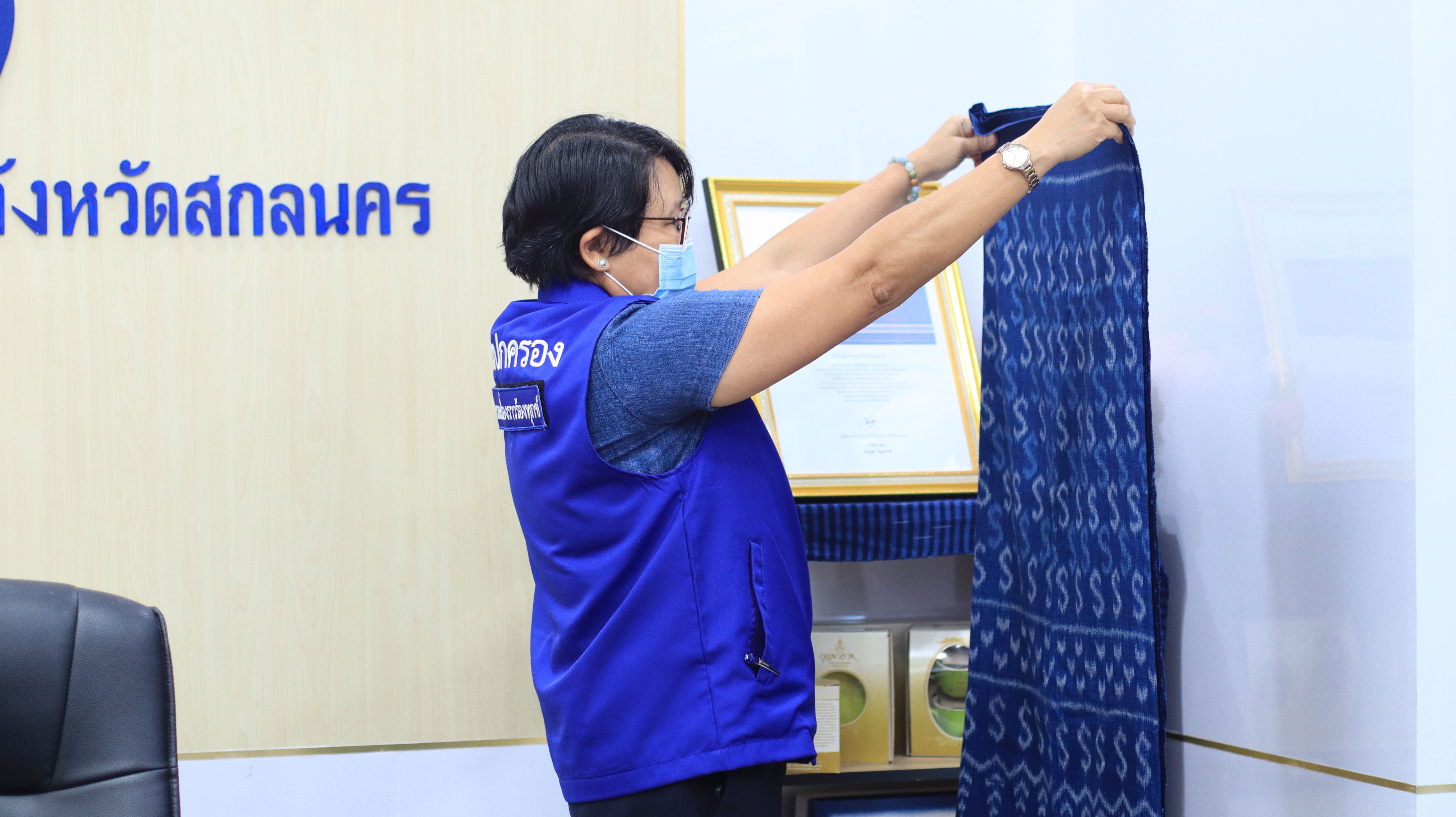 พช.สกลนคร : ผู้ตรวจราชการกรมการปกครอง เลือกซื้อผ้าลายพระราชทาน “ลายขอเจ้าฟ้าสิริวัณณวรีฯ”