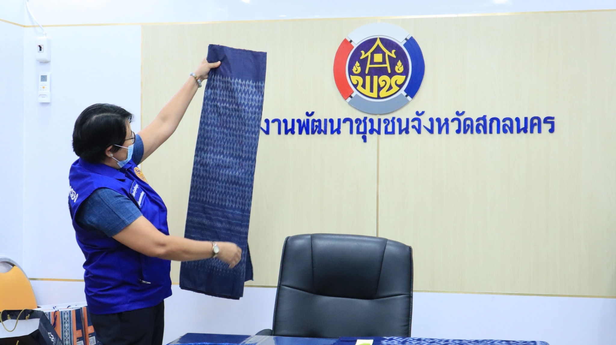 พช.สกลนคร : ผู้ตรวจราชการกรมการปกครอง เลือกซื้อผ้าลายพระราชทาน “ลายขอเจ้าฟ้าสิริวัณณวรีฯ”