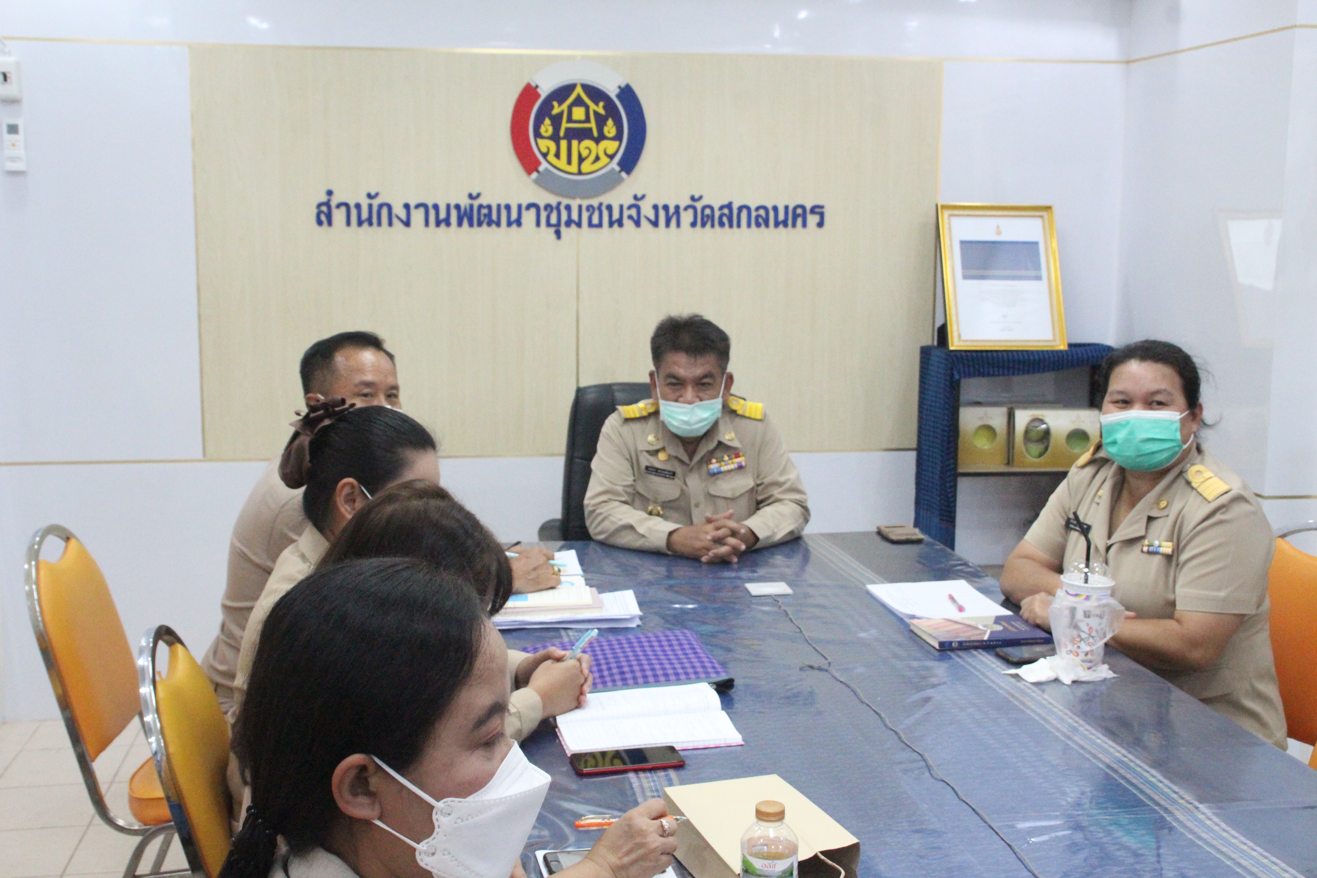 พช.สกลนคร : ร่วมประชุมขับเคลื่อนงานเศรษฐกิจฐานรากด้วยกองทุนชุมชน ผ่านระบบ Conference