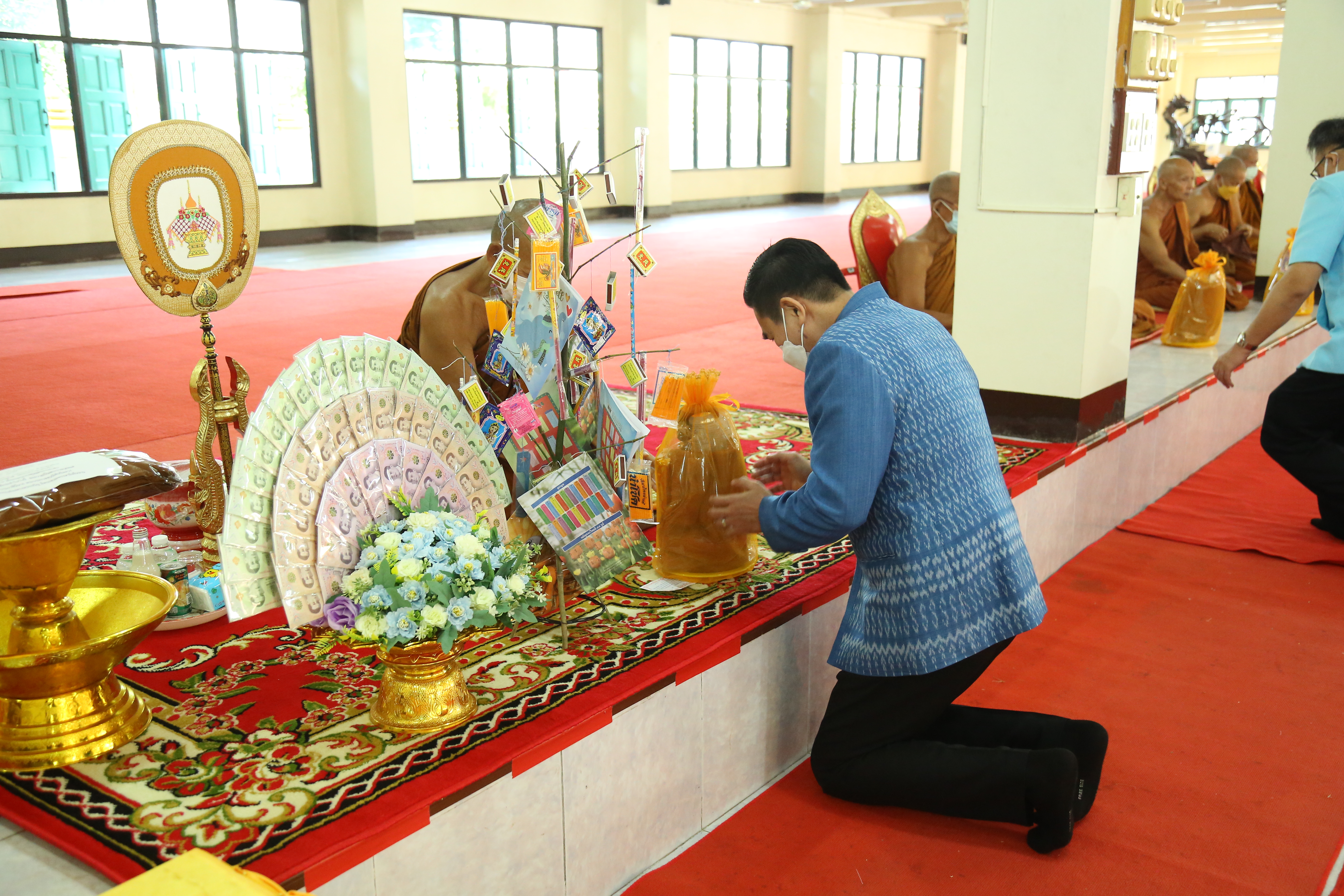 พช.สกลนคร : รองฯ วิฑูรย์ เป็นประธานทอดผ้าป่ากองทุนแม่ของแผ่นดิน