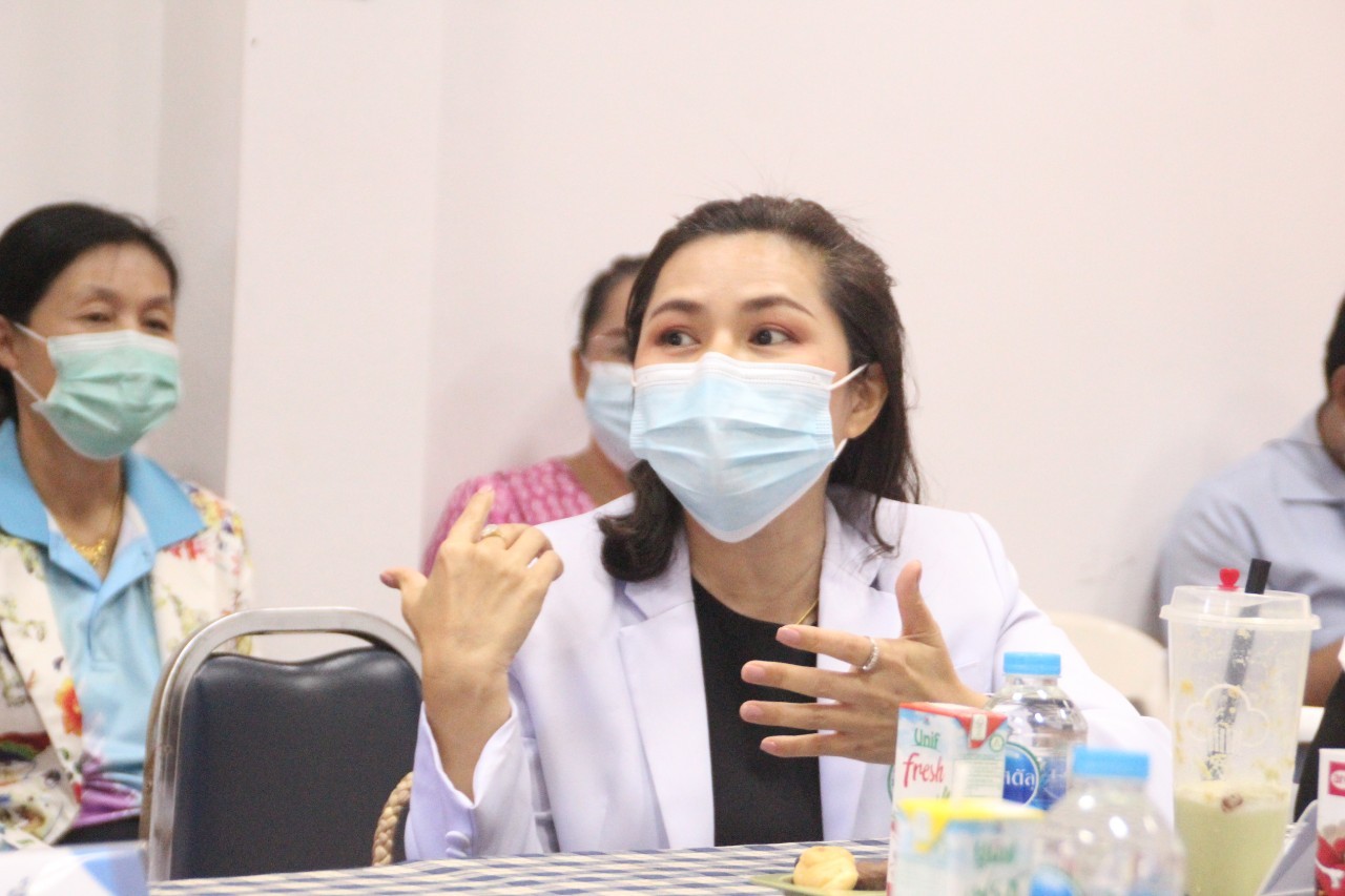 พช. สกลนคร : ผู้ตรวจฯ กระทรวงสาธารณสุข ตรวจเยี่ยมฟาร์มประชารัฐสกลนคร