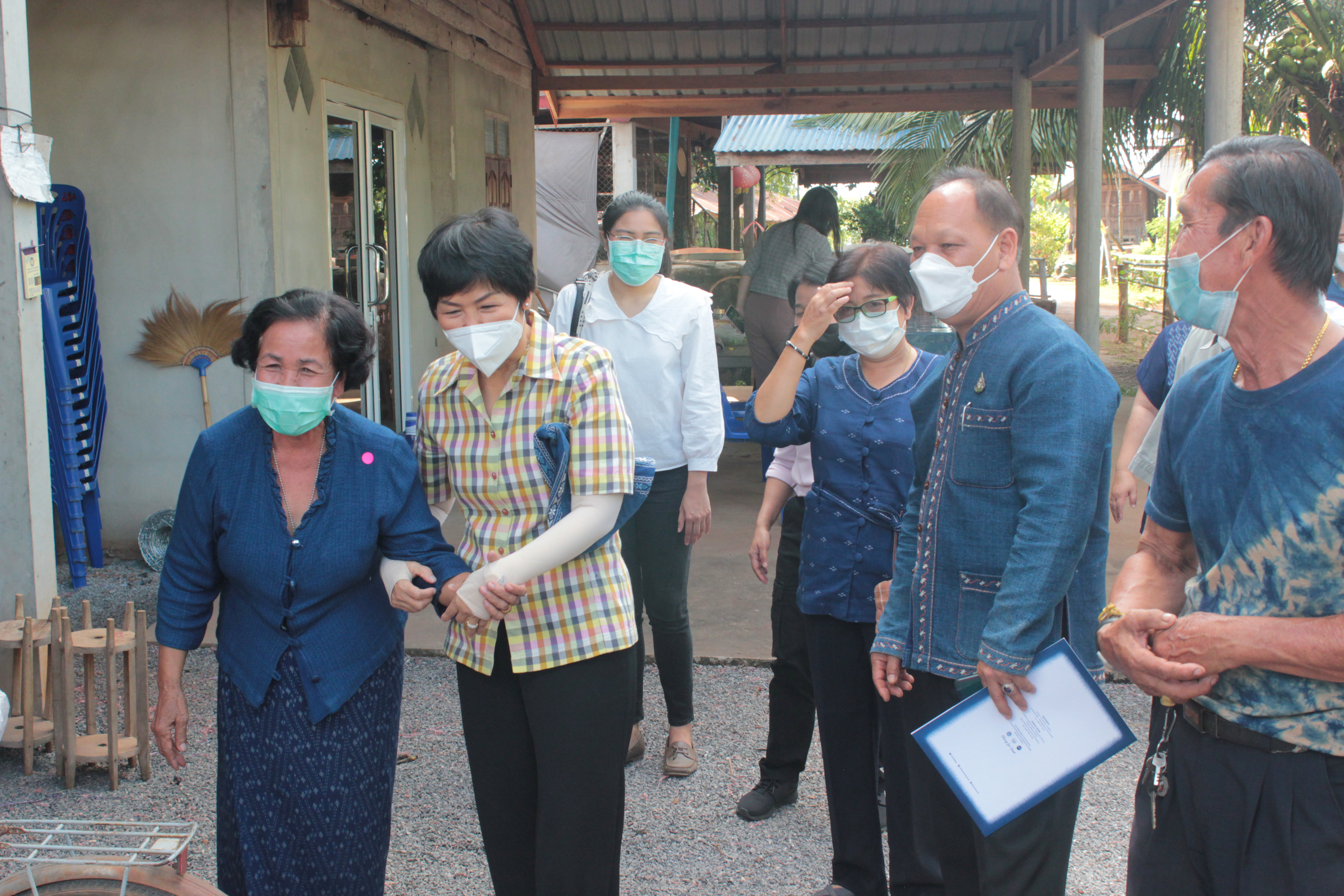 พช.สกลนคร : ผู้ว่าฯ จุรีรัตน์ ลงพื้นที่เยี่ยมชมกิจกรรมงานพัฒนาชุมชน