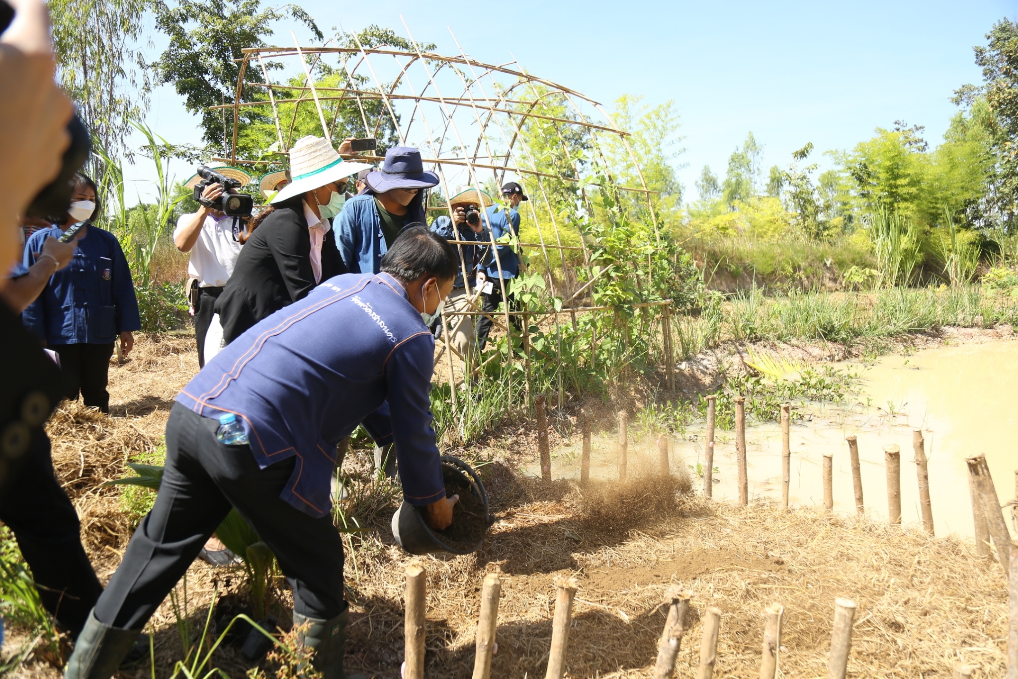 พช.สกลนคร : ที่ปรึกษาประธาน ป.ป.ช. ลงพื้นที่สังเกตการณ์ “โคก หนอง นา โมเดล”