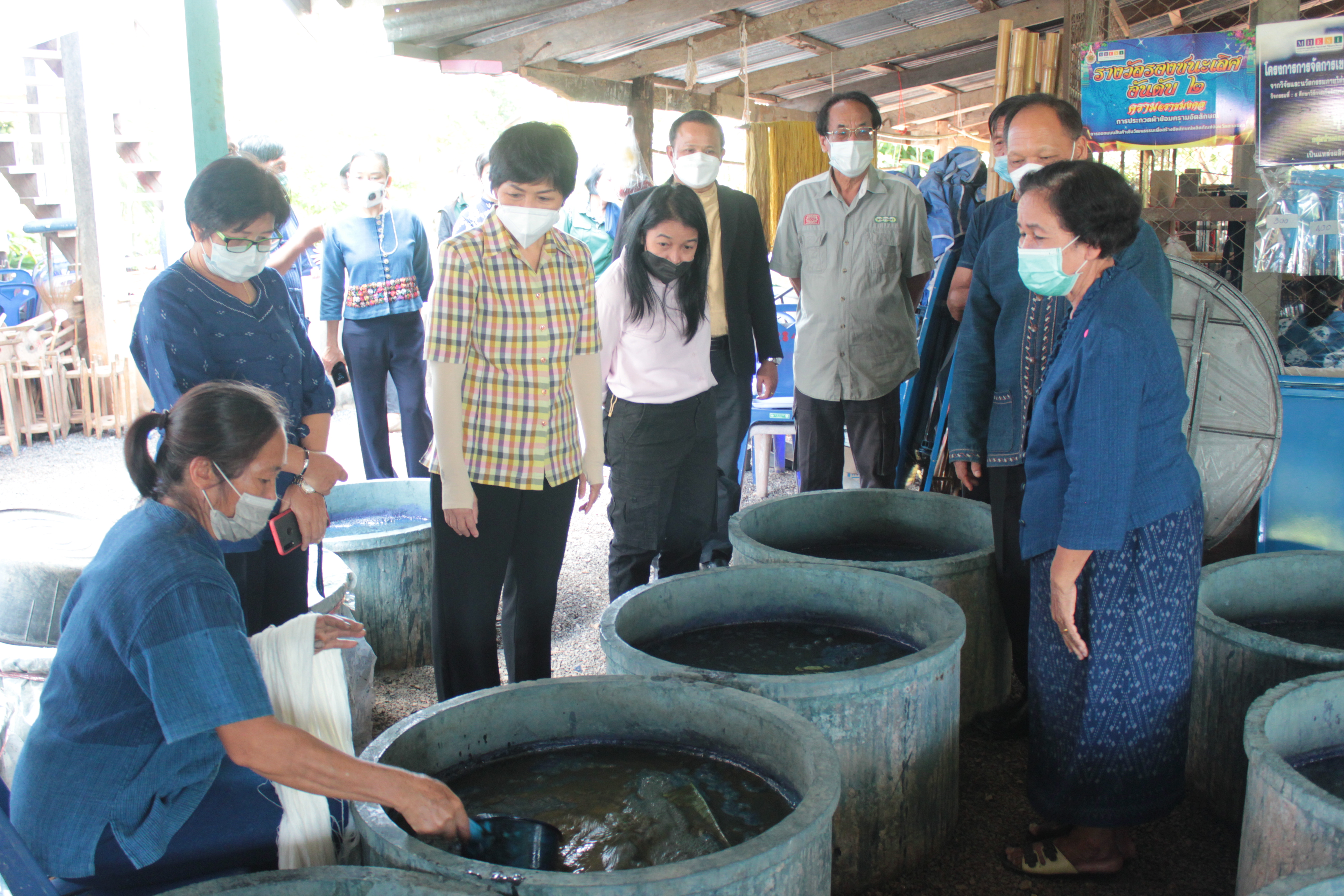 พช.สกลนคร : ผู้ว่าฯ จุรีรัตน์ ลงพื้นที่เยี่ยมชมกิจกรรมงานพัฒนาชุมชน