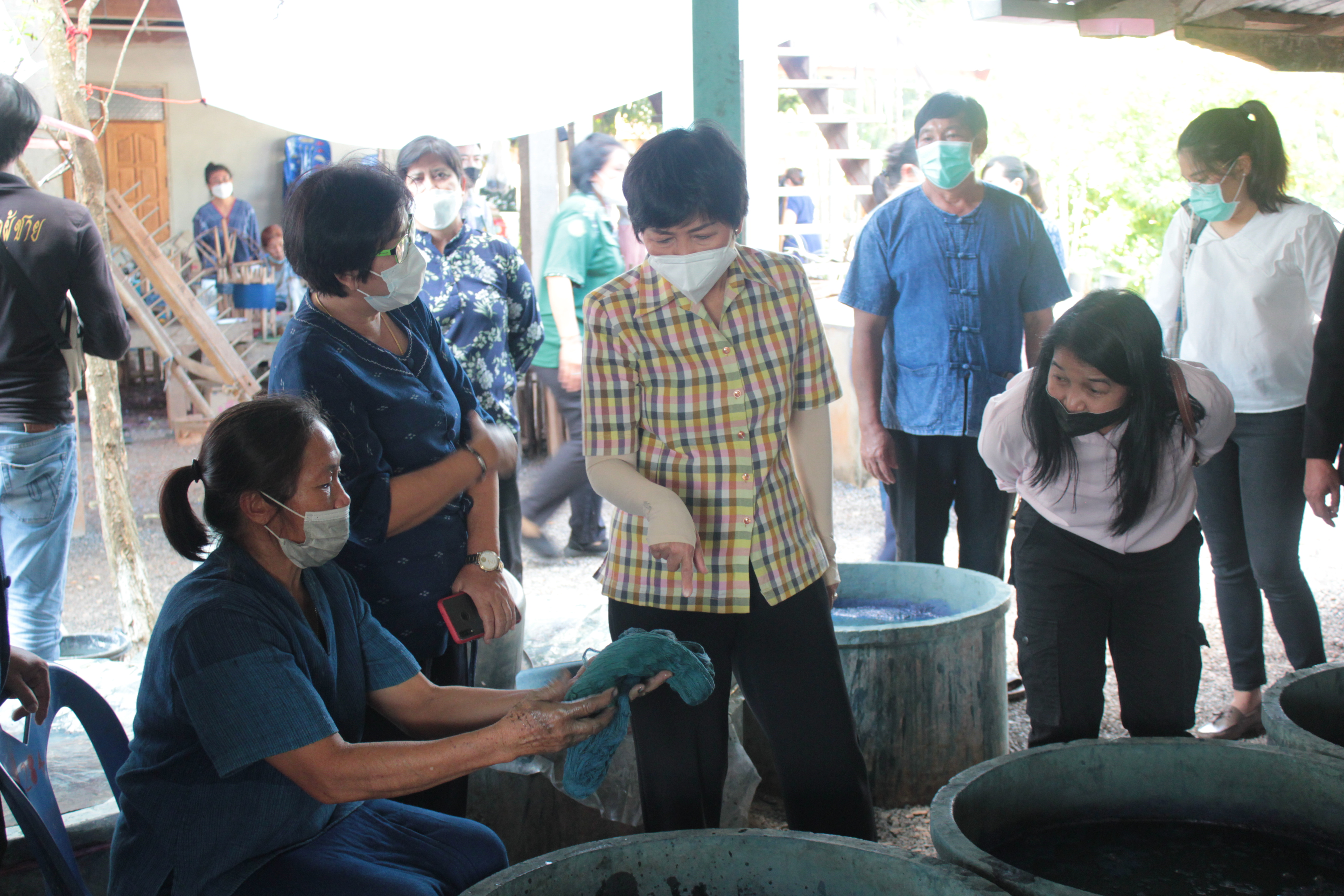 พช.สกลนคร : ผู้ว่าฯ จุรีรัตน์ ลงพื้นที่เยี่ยมชมกิจกรรมงานพัฒนาชุมชน
