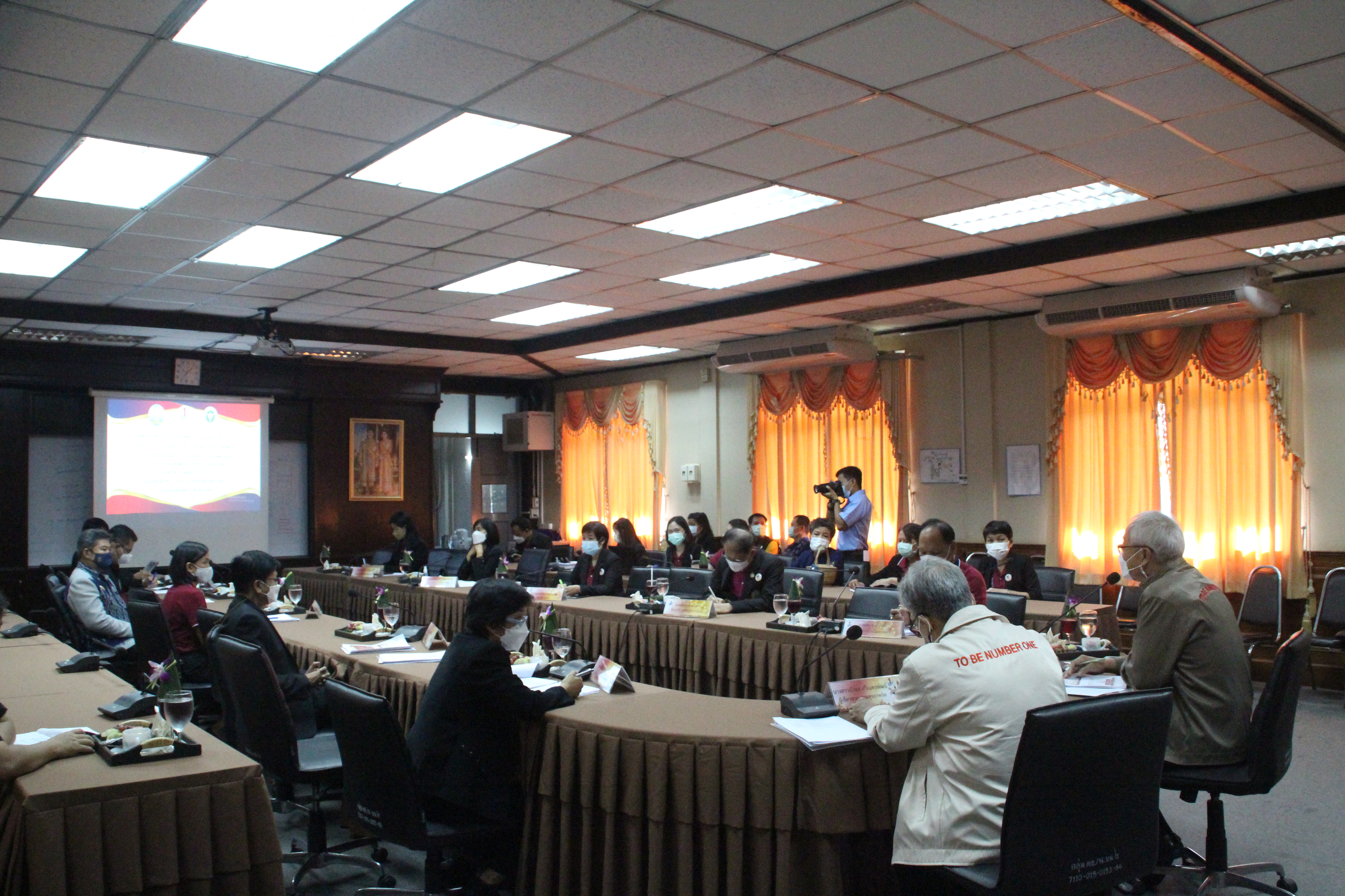 พจ.สกลนคร : ร่วมประชุมติดตามประเมินผลการดำเนินงานจังหวัด TO BE NUMBER ONE