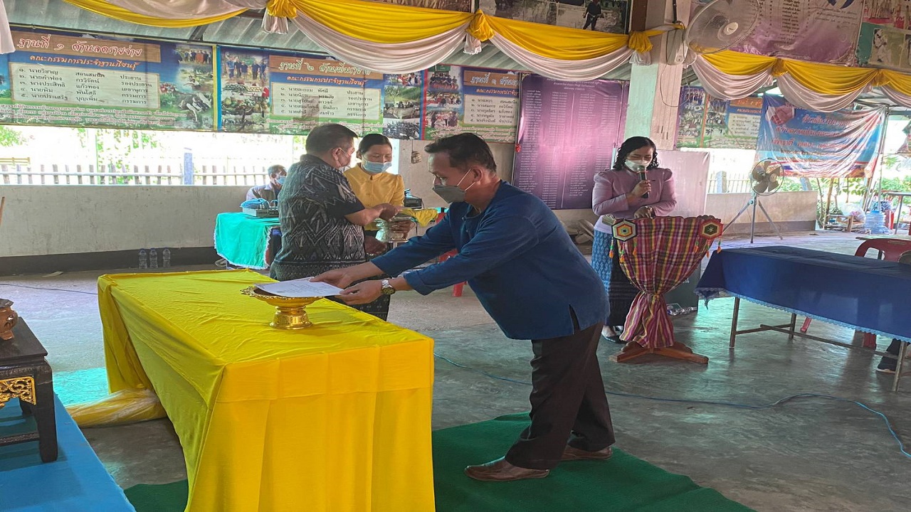 พจ.สกลนคร : เป็นประธานอันเชิญวุฒิบัตร ในพิธีมอบวุฒิบัตรแก่ผู้ผ่านการฝึกอบรมแกนนำขับเคลื่อนหมู่บ้านเศรษฐกิจพอเพียง