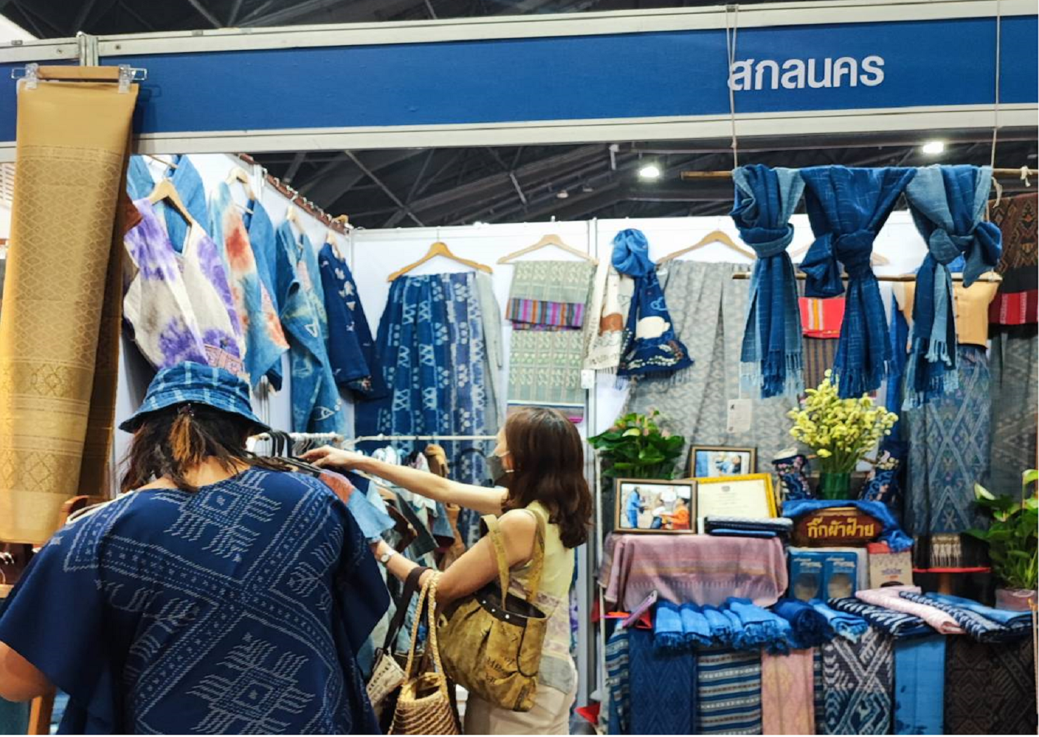 พช.สกลนคร : นำผู้ผลิต ผู้ประกอบการ OTOP ร่วมจัดแสดงและจำหน่ายสินค้า OTOP ในงาน OTOP ไทยสู้ภัยโควิด – 19