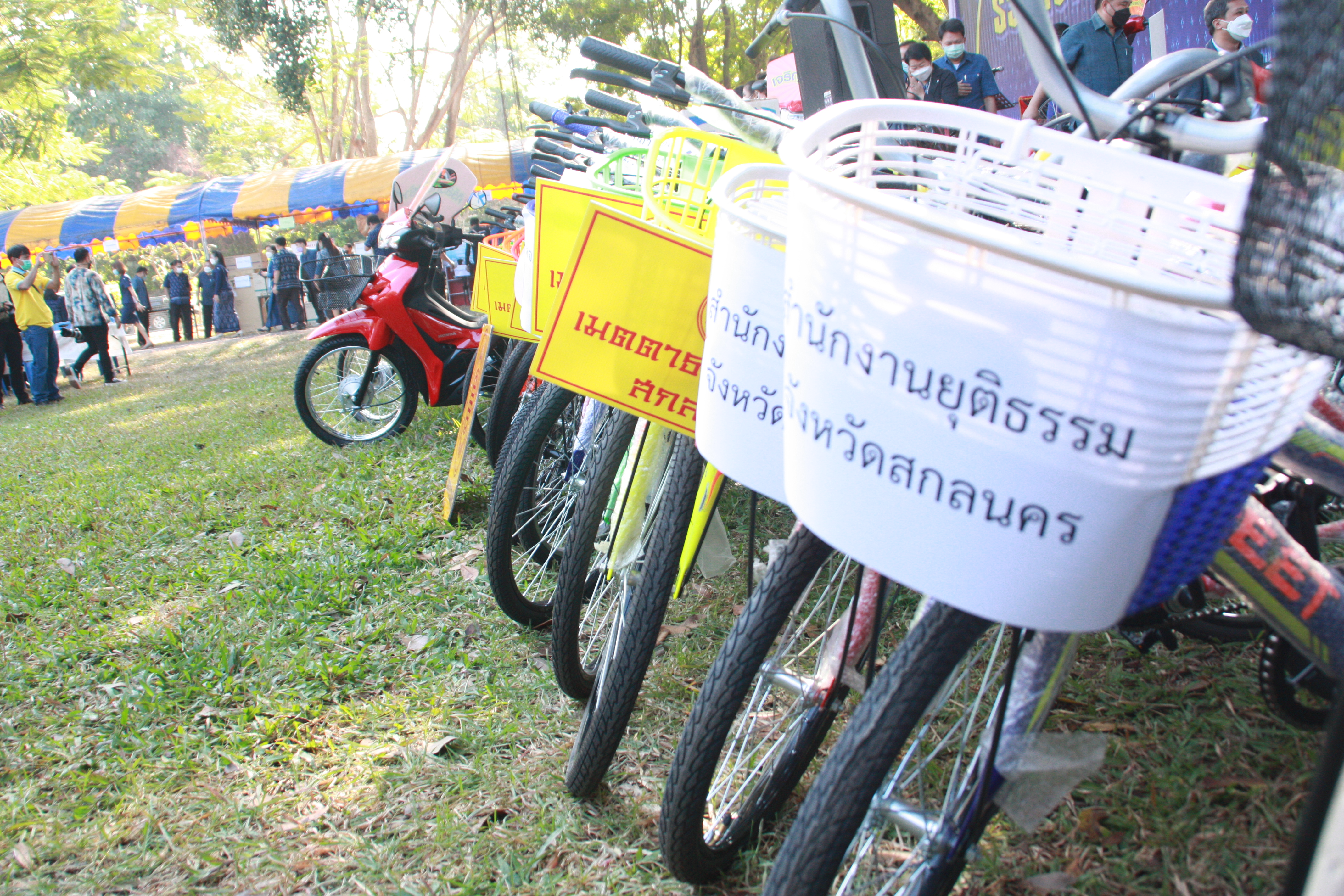 พช.สกลนคร : ร่วมบริจาคเงินสดและสิ่งของงานกาชาด