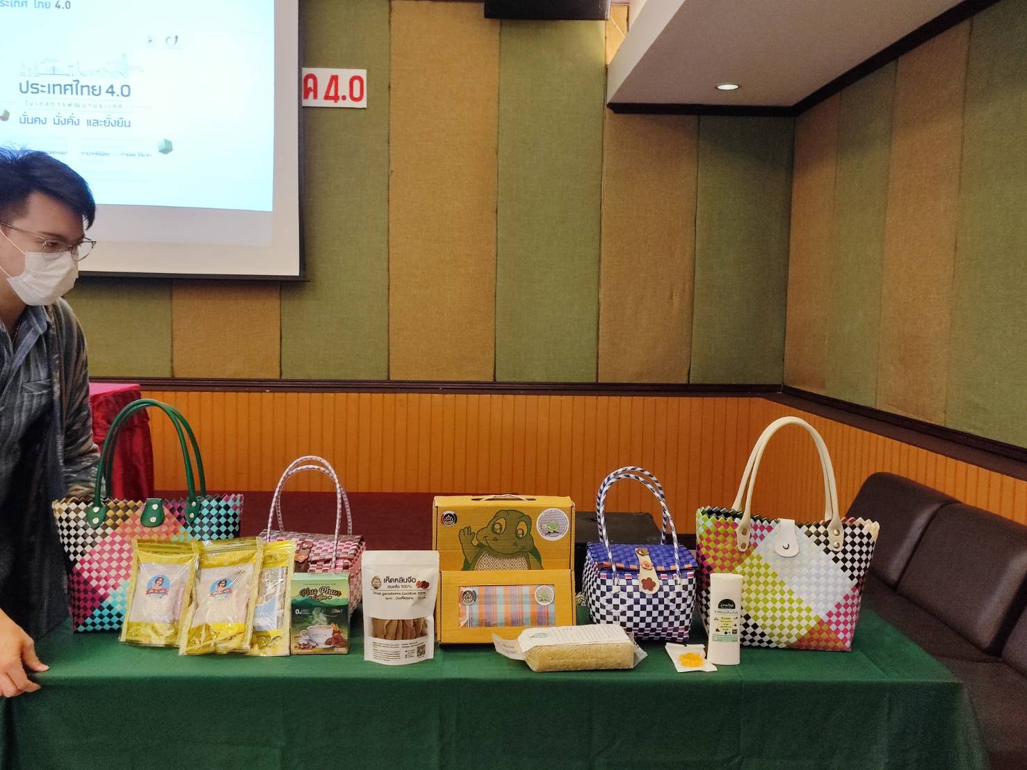 พจ. สกลนคร : บรรยายพิเศษการประชุมเชิงปฏิบัติการเพื่อพัฒนาศักยภาพผู้ประกอบการสู่ยุค 4.0 รุ่นที่ 1