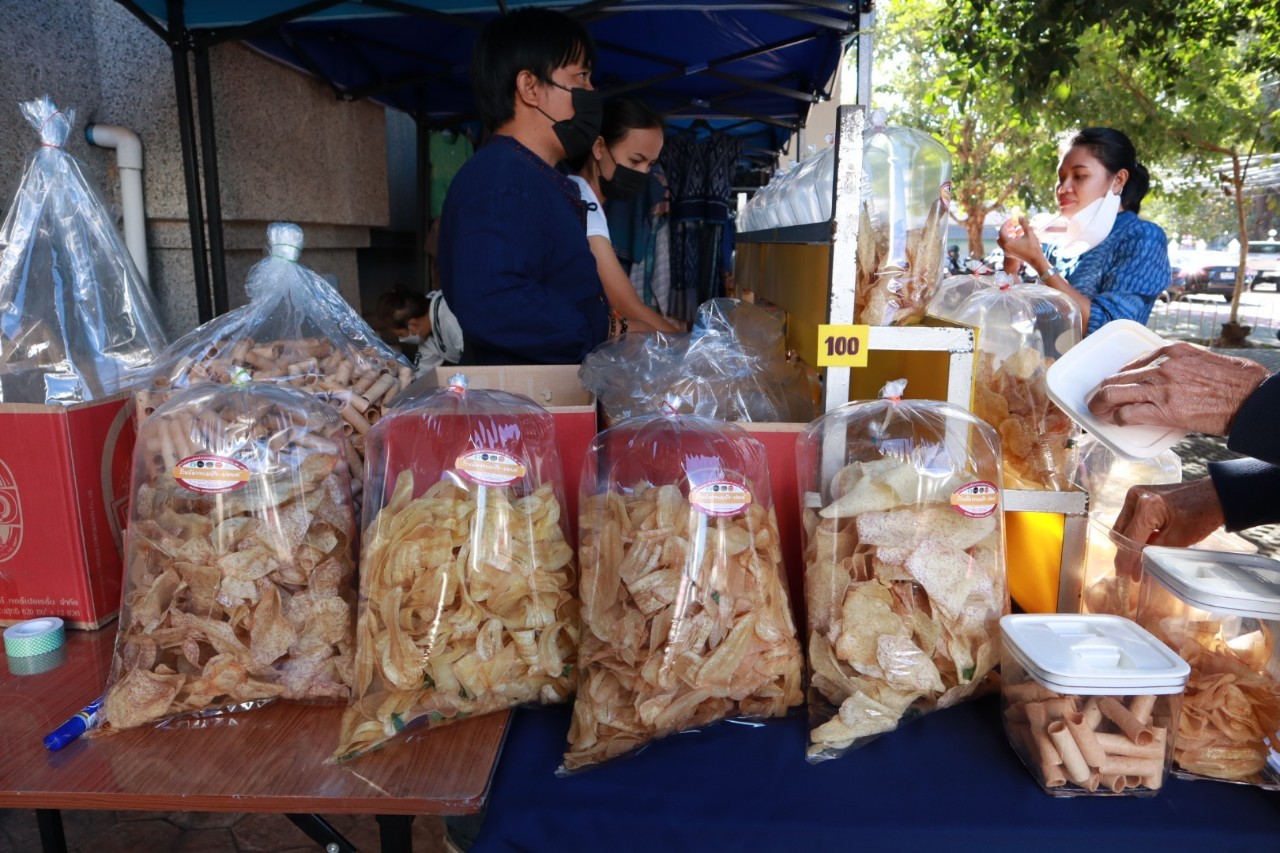 พช.สกลนคร : ร่วมกับจังหวัดสกลนคร จัดจำหน่ายสินค้า OTOP