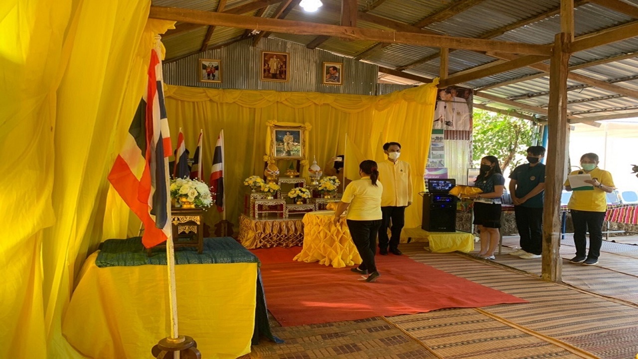 พจ.สกลนคร : เป็นประธานอันเชิญวุฒิบัตร ในพิธีมอบวุฒิบัตรแก่ผู้ผ่านการฝึกอบรมแกนนำขับเคลื่อนหมู่บ้านเศรษฐกิจพอเพียง