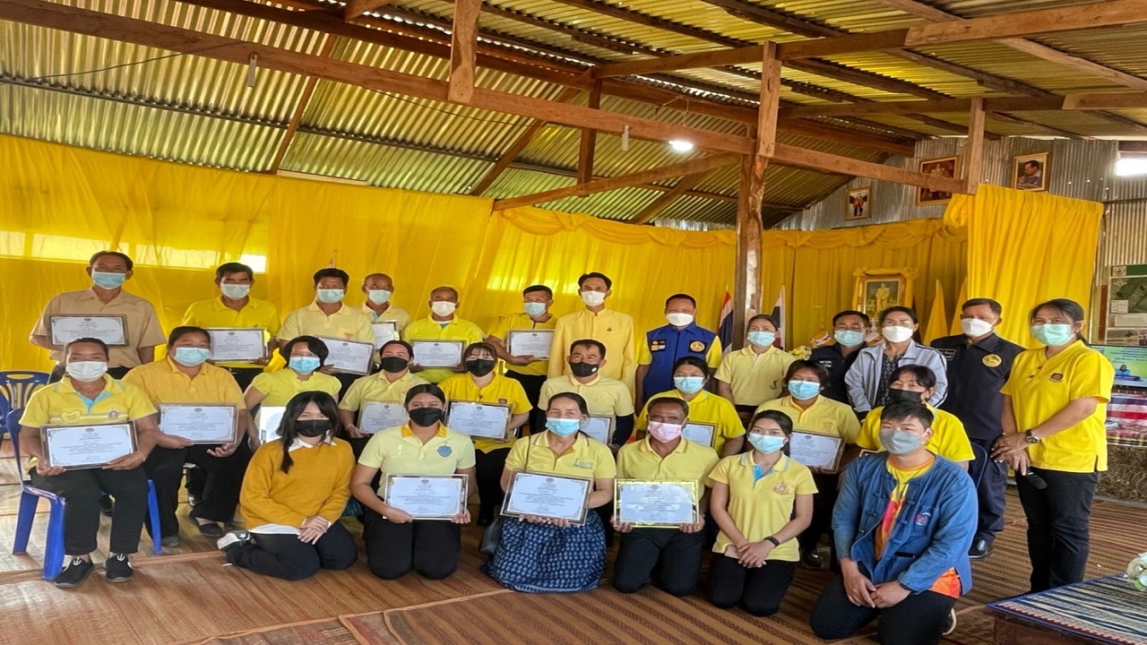 พจ.สกลนคร : เป็นประธานอันเชิญวุฒิบัตร ในพิธีมอบวุฒิบัตรแก่ผู้ผ่านการฝึกอบรมแกนนำขับเคลื่อนหมู่บ้านเศรษฐกิจพอเพียง