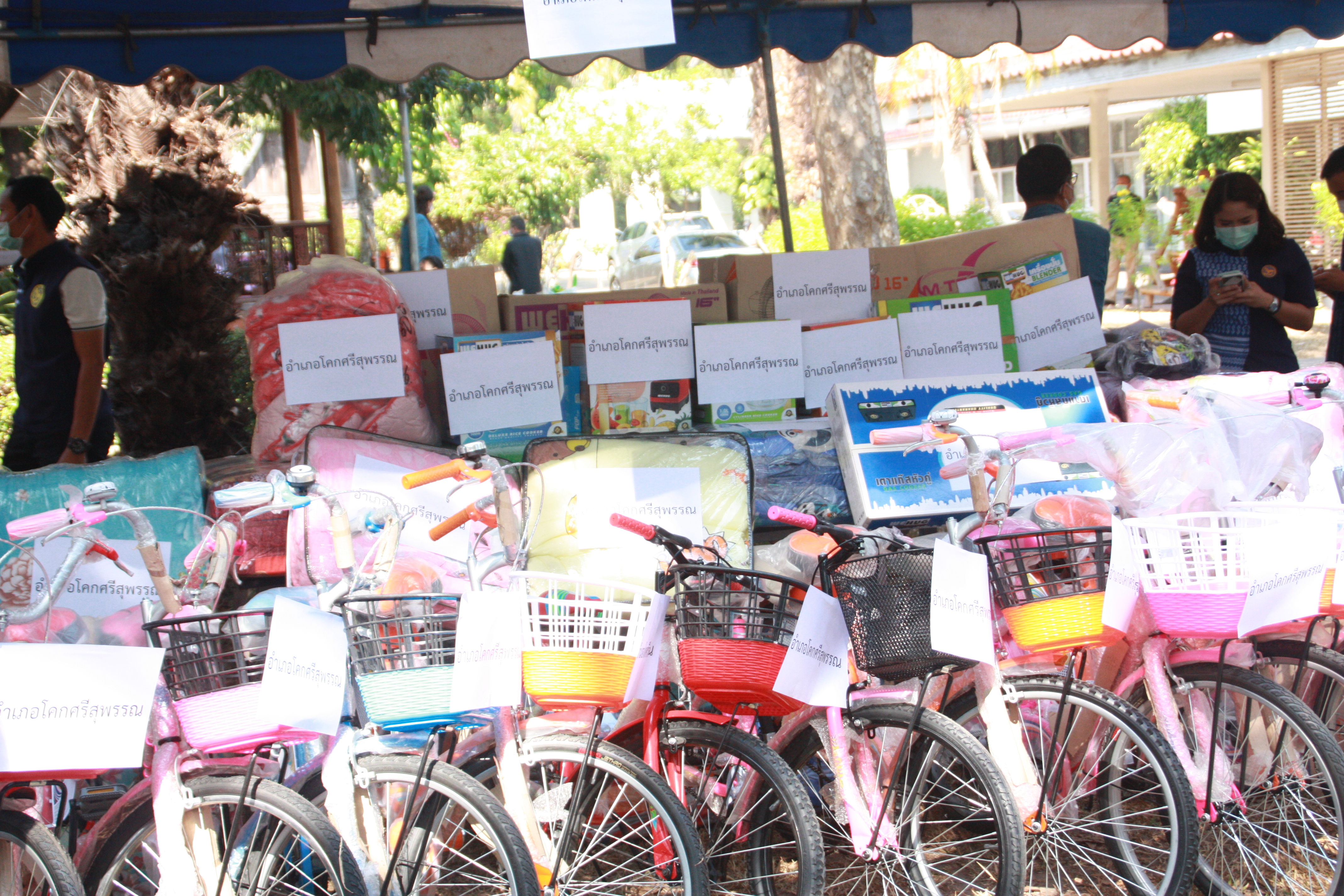 พช.สกลนคร : ร่วมบริจาคเงินสดและสิ่งของงานกาชาด