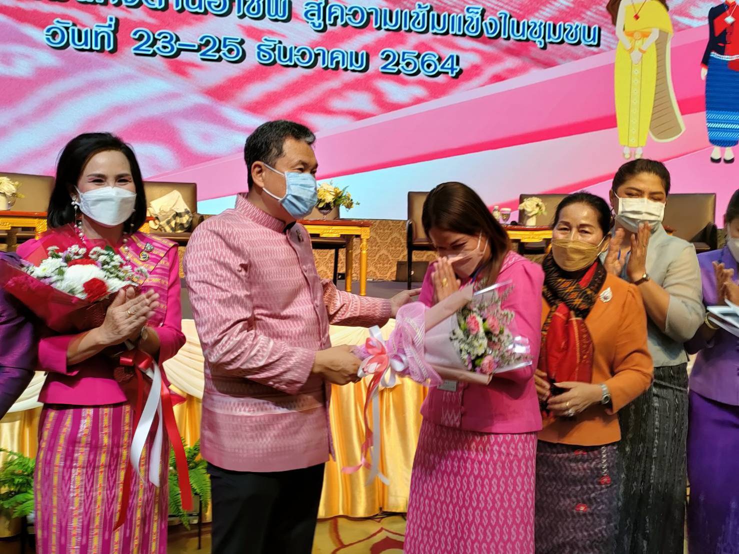 พช.สกลนคร : ปลัดมหาดไทย มอบช่อดอกไม้จังหวัดจัดการหนี้ได้ต่ำกว่า ร้อยละ 10