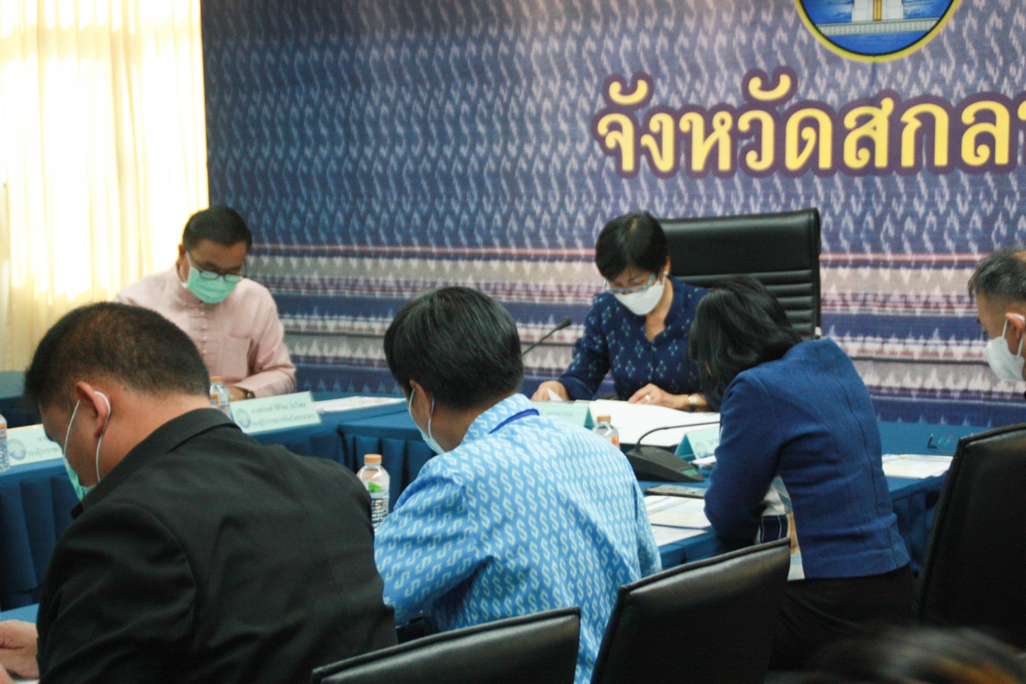 พจ.สกลนคร : ร่วมประชุมรับฟังชี้แจงแนวทางโครงการพัฒนาและเสริมสร้างความเข็มแข็งของเศรษฐกิจฐานราก ปี 2565