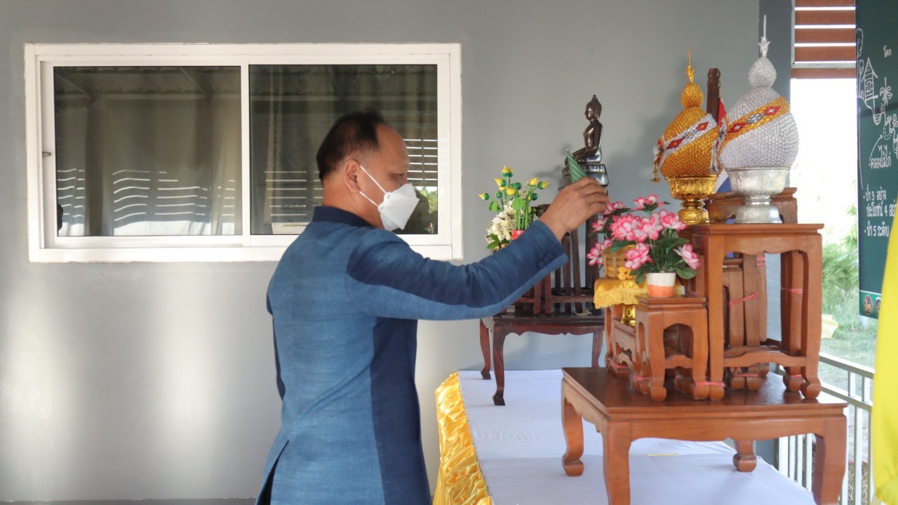 พจ.สกลนคร : เป็นประธานอันเชิญวุฒิบัตร ในพิธีมอบวุฒิบัตรแก่ผู้ผ่านการฝึกอบรมแกนนำขับเคลื่อนหมู่บ้านเศรษฐกิจพอเพียง