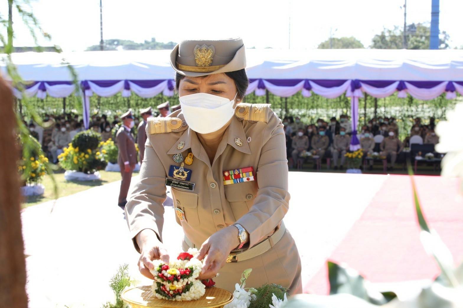 พจ.สกลนคร : ร่วมพิธีวางพวงมาลัยอนุสาวรีย์พระศรีสกุลวงศ์ เนื่องในวันคล้ายวันสถาปนาค่ายศรีสกุลวงศ์ ครบรอบปีที่ 32
