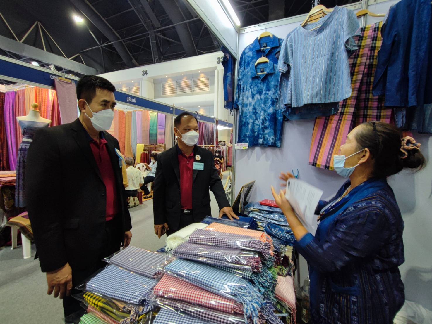 พช.สกลนคร : รองฯ วิฑูรย์ เยี่ยมให้กำลังใจผู้ประกอบการ OTOP