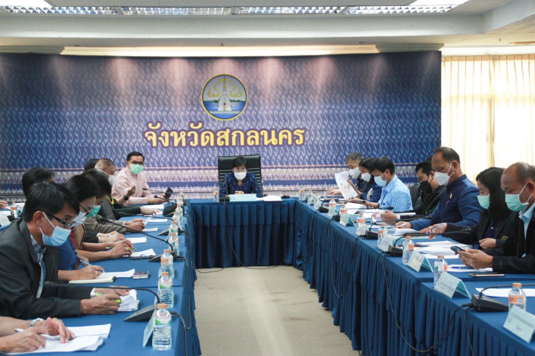 พจ.สกลนคร : ร่วมประชุมรับฟังชี้แจงแนวทางโครงการพัฒนาและเสริมสร้างความเข็มแข็งของเศรษฐกิจฐานราก ปี 2565