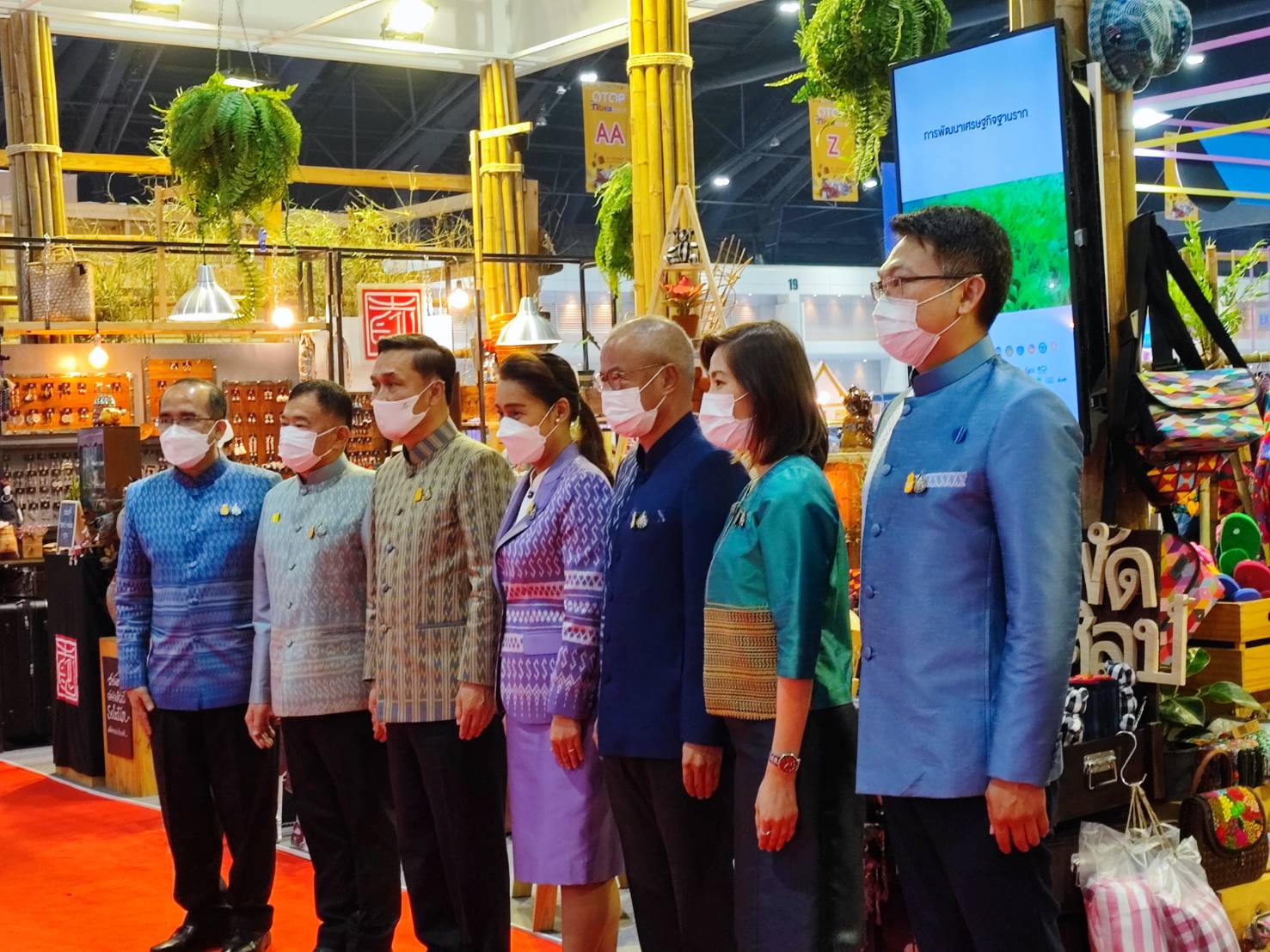 พช.สกลนคร : มท. 2 เปิดงาน OTOP ไทยสู้ภัยโควิด – 19