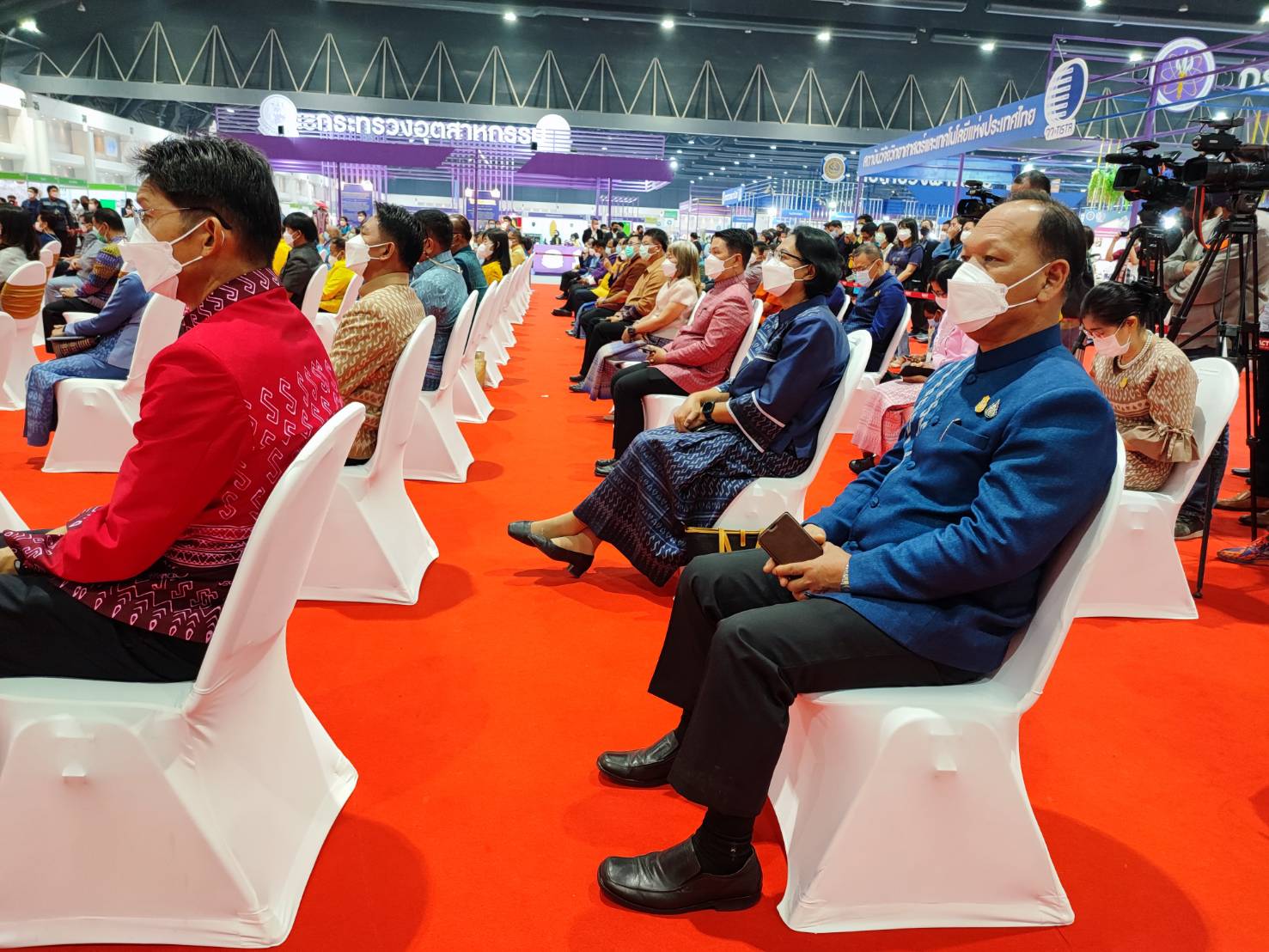 พช.สกลนคร : มท. 2 เปิดงาน OTOP ไทยสู้ภัยโควิด – 19