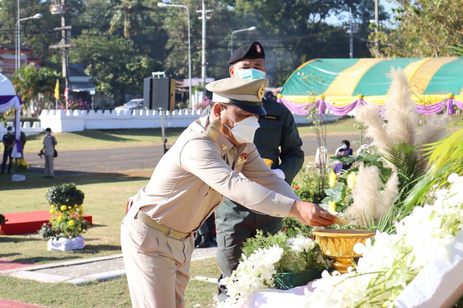 พจ.สกลนคร : ร่วมพิธีวางพวงมาลัยอนุสาวรีย์พระศรีสกุลวงศ์ เนื่องในวันคล้ายวันสถาปนาค่ายศรีสกุลวงศ์ ครบรอบปีที่ 32