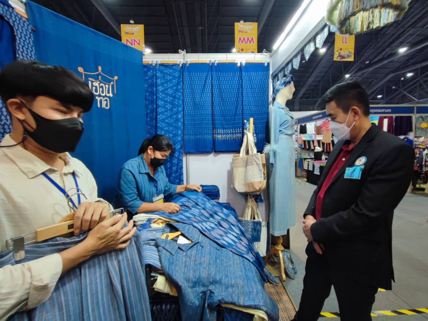 พช.สกลนคร : รองฯ วิฑูรย์ เยี่ยมให้กำลังใจผู้ประกอบการ OTOP