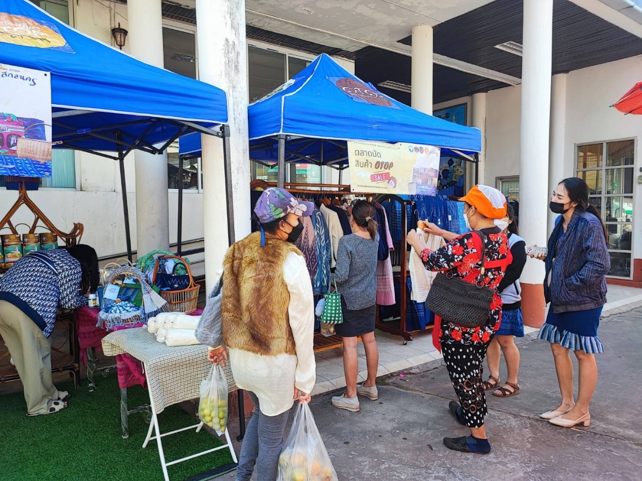 พจ.สกลนคร : เยี่ยมให้กำลังใจผู้ผลิตผู้ประกอบการ OTOP