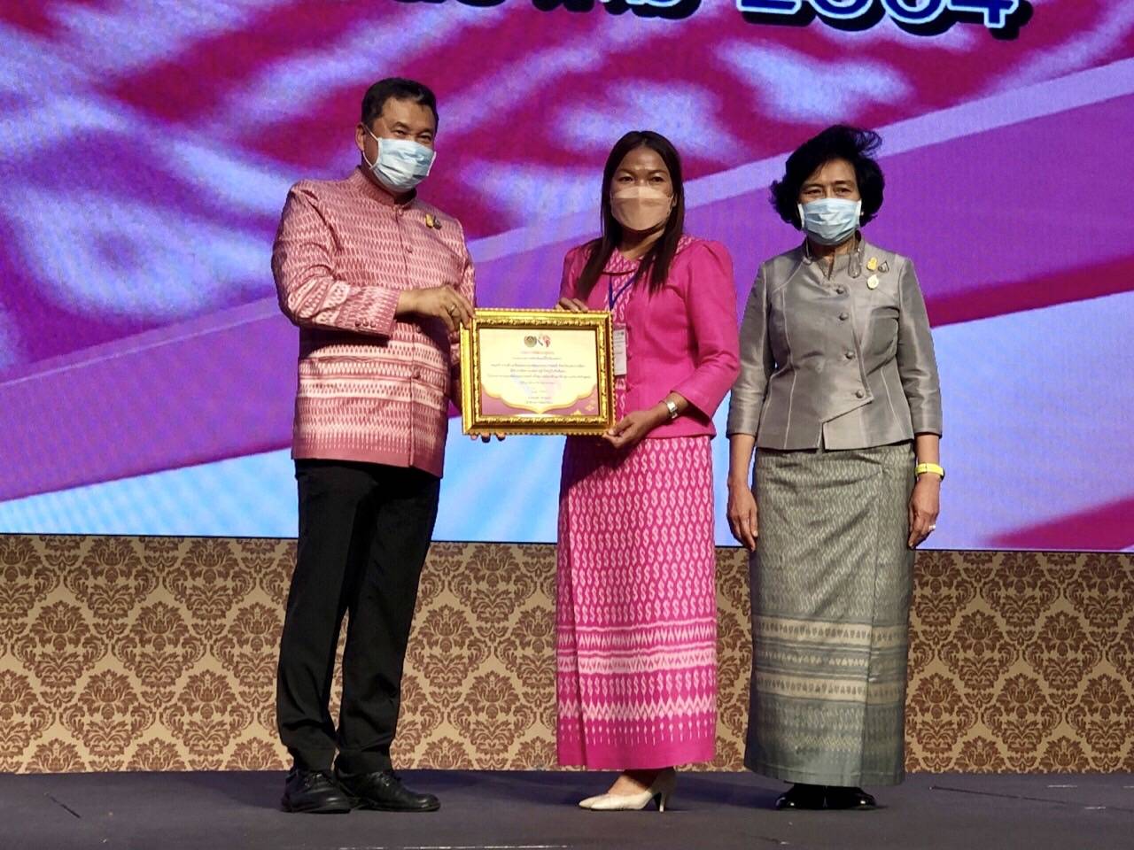 พช.สกลนคร : ปลัดมหาดไทย มอบช่อดอกไม้จังหวัดจัดการหนี้ได้ต่ำกว่า ร้อยละ 10