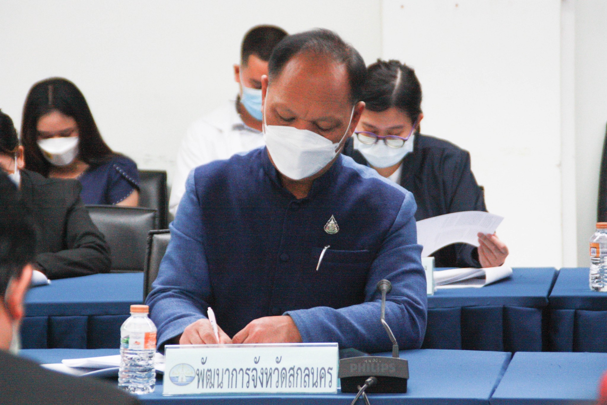 พจ.สกลนคร : ร่วมประชุมรับฟังชี้แจงแนวทางโครงการพัฒนาและเสริมสร้างความเข็มแข็งของเศรษฐกิจฐานราก ปี 2565