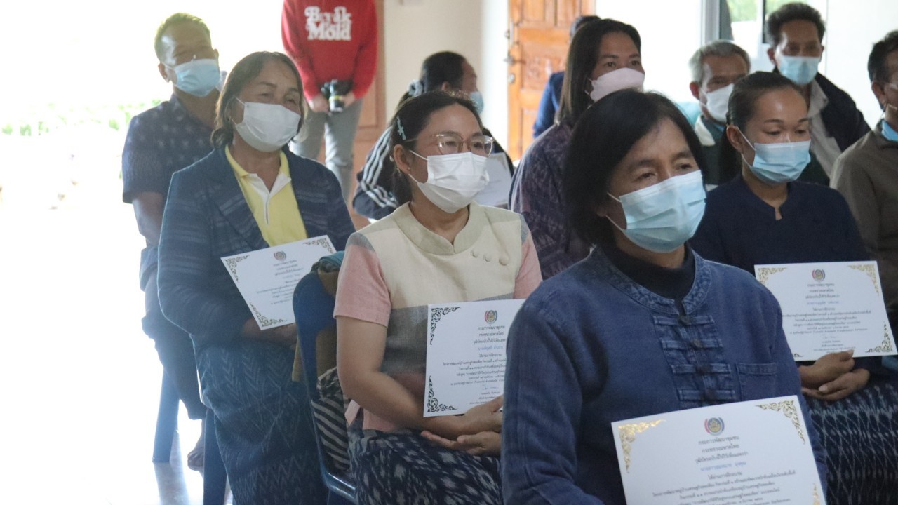 พจ.สกลนคร : เป็นประธานอันเชิญวุฒิบัตร ในพิธีมอบวุฒิบัตรแก่ผู้ผ่านการฝึกอบรมแกนนำขับเคลื่อนหมู่บ้านเศรษฐกิจพอเพียง