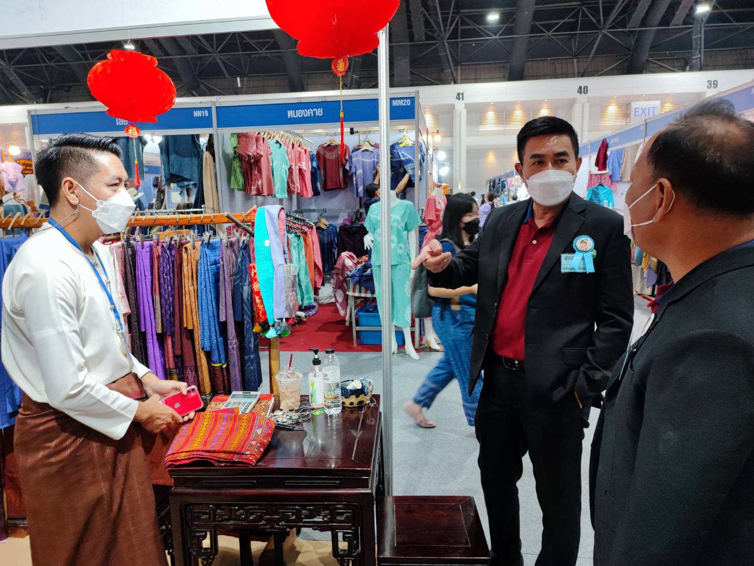 พช.สกลนคร : รองฯ วิฑูรย์ เยี่ยมให้กำลังใจผู้ประกอบการ OTOP
