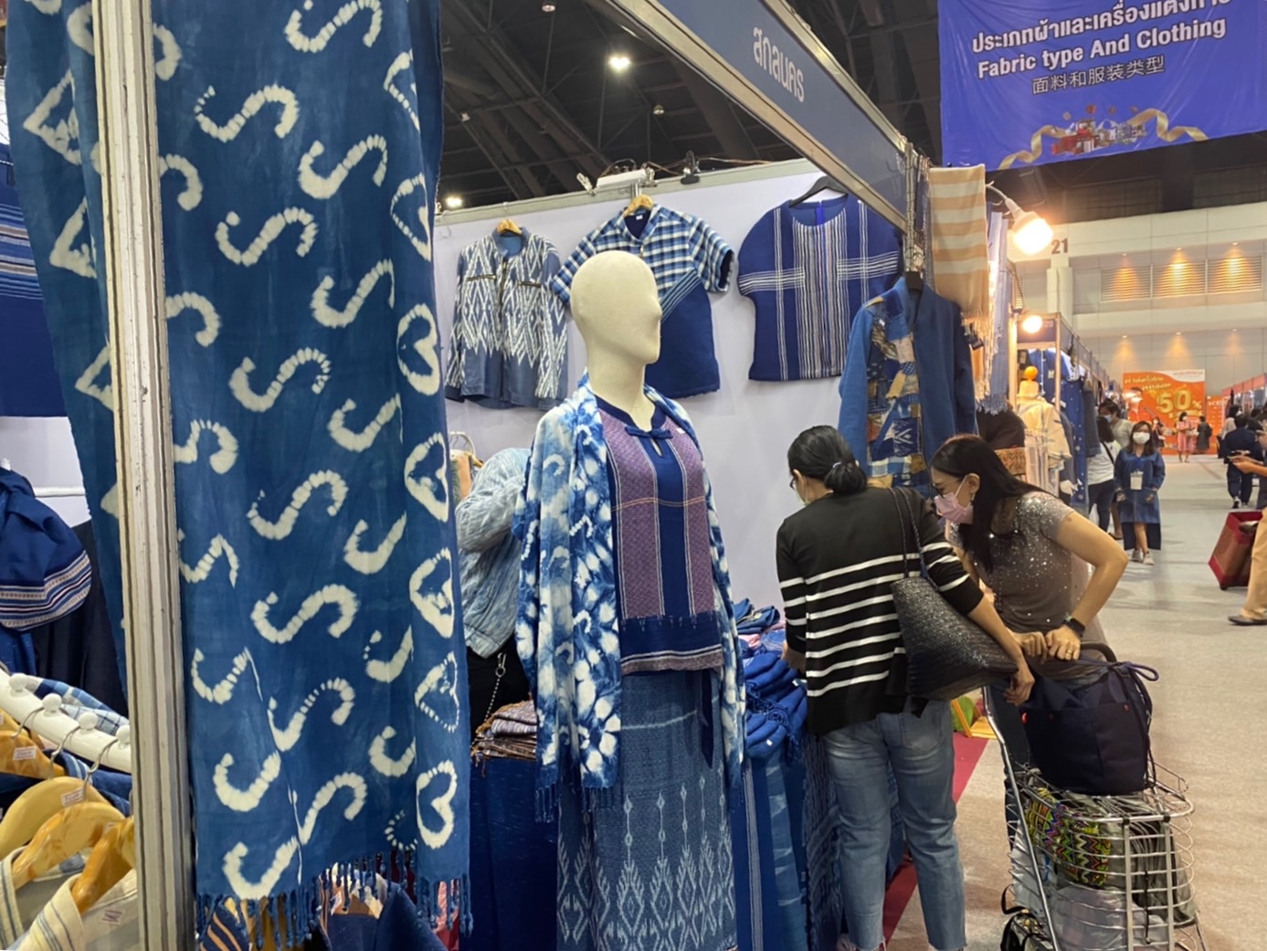 พช.สกลนคร : OTOP สกลนคร ยอดขายทะลุ 1 ล้านบาท