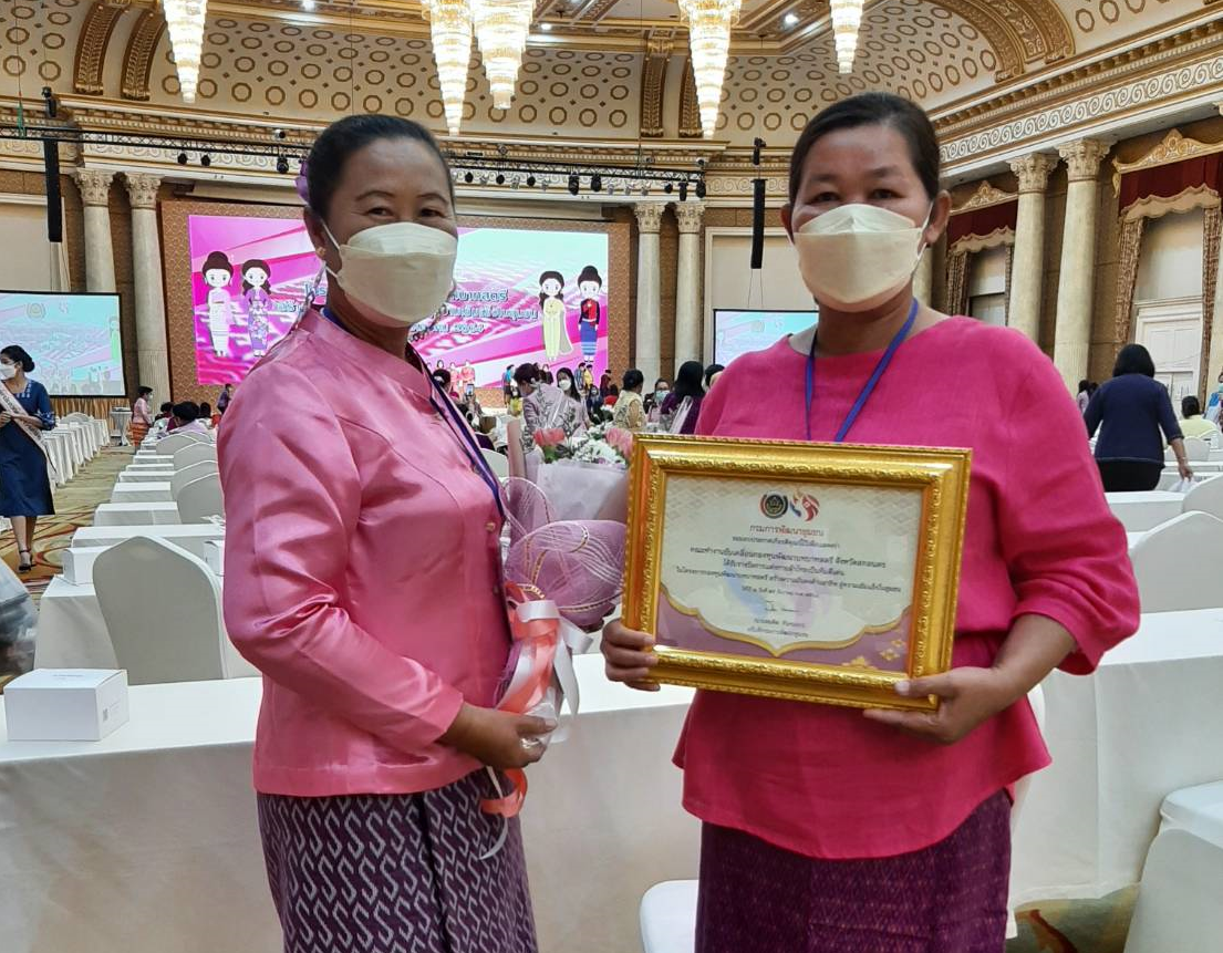 พช.สกลนคร : ปลัดมหาดไทย มอบช่อดอกไม้จังหวัดจัดการหนี้ได้ต่ำกว่า ร้อยละ 10